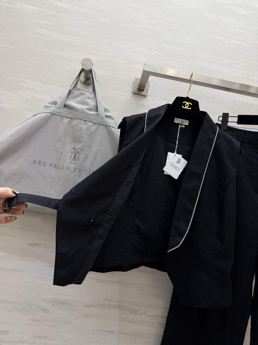 ▪️Brunello Cucinell♡²⁶亚麻镶边马甲阔腿裤套装|黑白两色 天然亚麻肌理 透气舒适✨翻领细镶边马甲 侧 ▪️Brunello Cucinell♡²⁶亚麻镶边马甲阔腿裤套装|黑白两色 天然亚麻肌理 透气舒适✨翻领细镶边马甲 侧