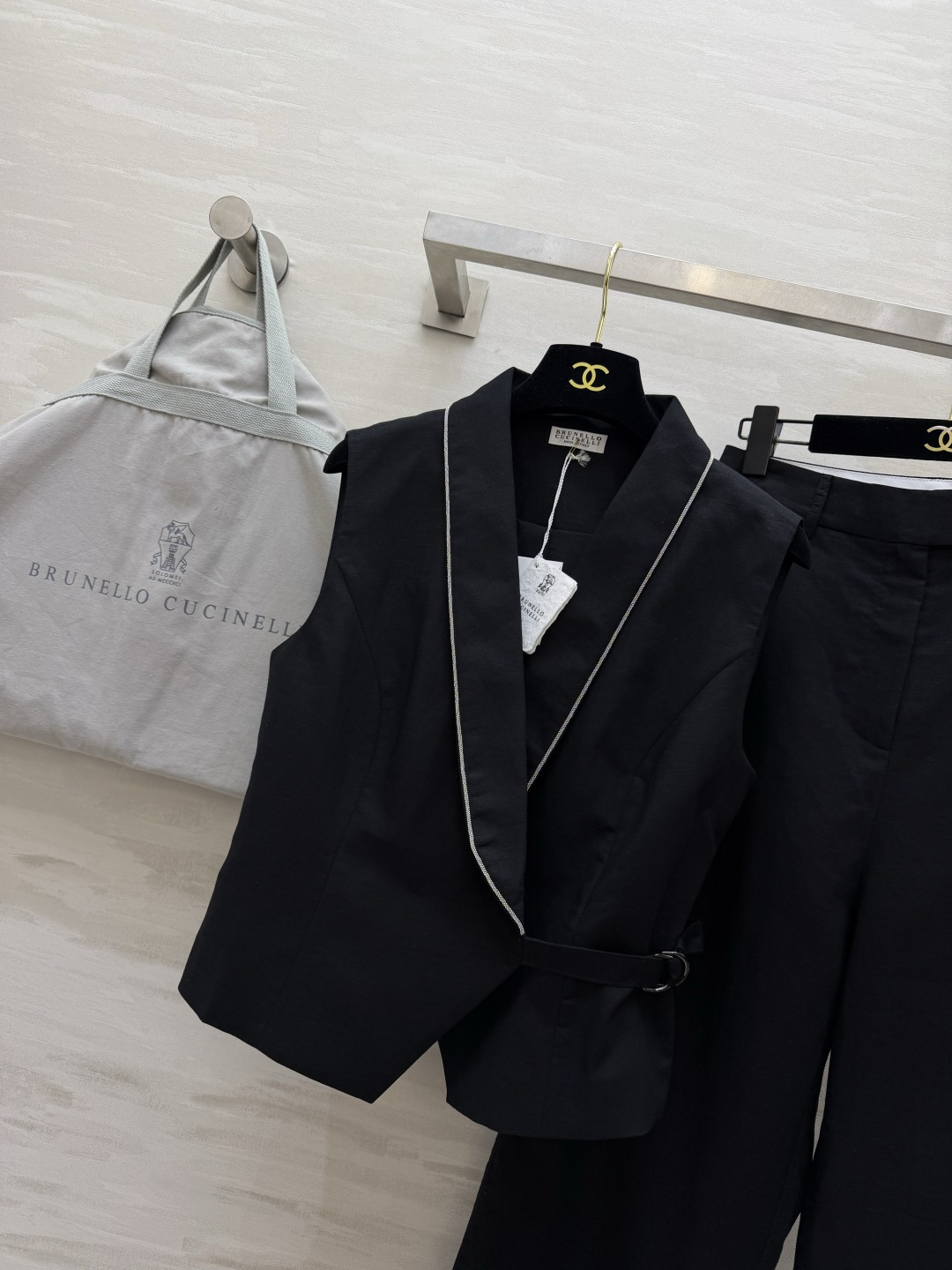 ▪️Brunello Cucinell♡²⁶亚麻镶边马甲阔腿裤套装|黑白两色 天然亚麻肌理 透气舒适✨翻领细镶边马甲 侧 ▪️Brunello Cucinell♡²⁶亚麻镶边马甲阔腿裤套装|黑白两色 天然亚麻肌理 透气舒适✨翻领细镶边马甲 侧