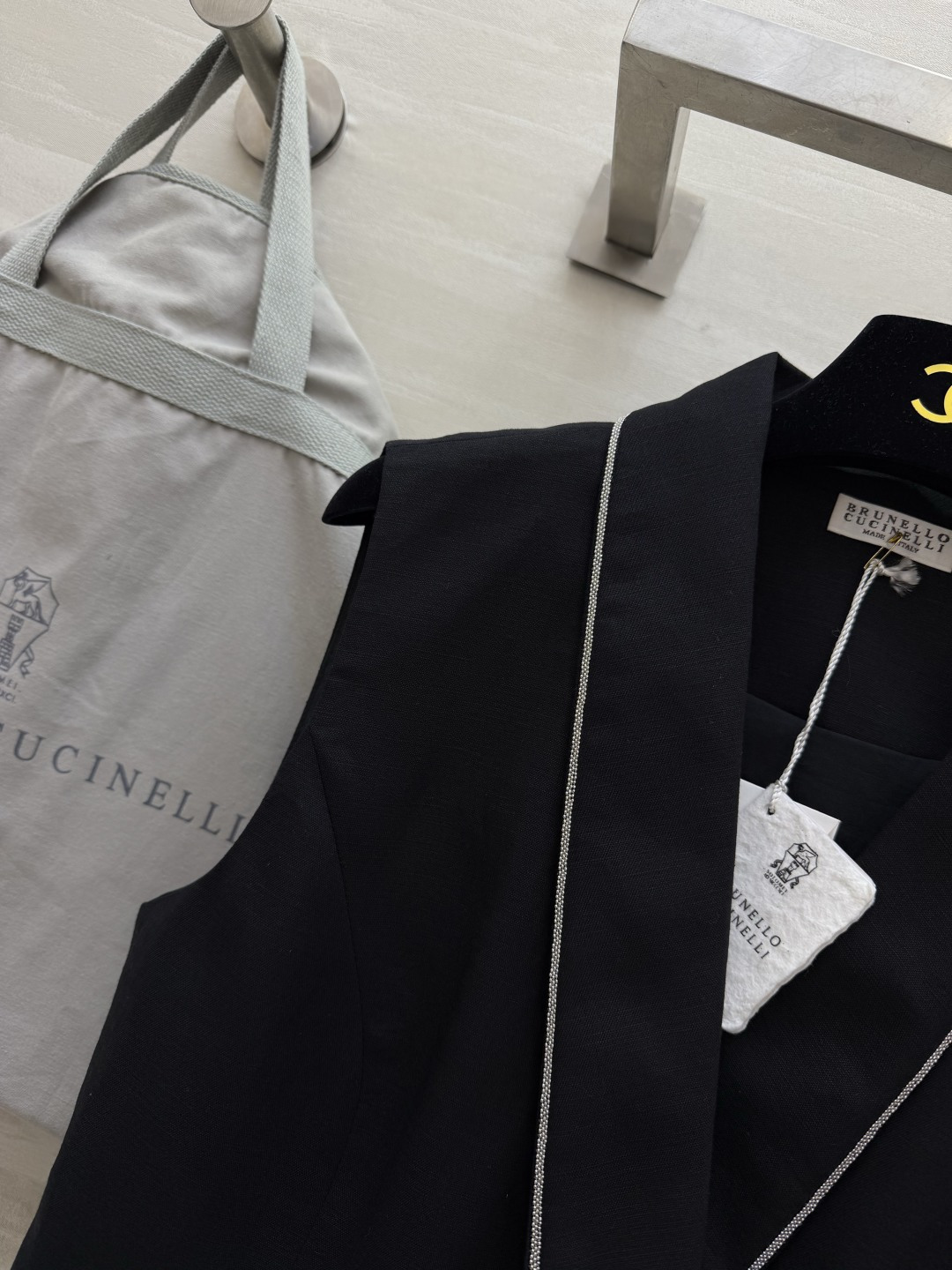 ▪️Brunello Cucinell♡²⁶亚麻镶边马甲阔腿裤套装|黑白两色 天然亚麻肌理 透气舒适✨翻领细镶边马甲 侧 ▪️Brunello Cucinell♡²⁶亚麻镶边马甲阔腿裤套装|黑白两色 天然亚麻肌理 透气舒适✨翻领细镶边马甲 侧