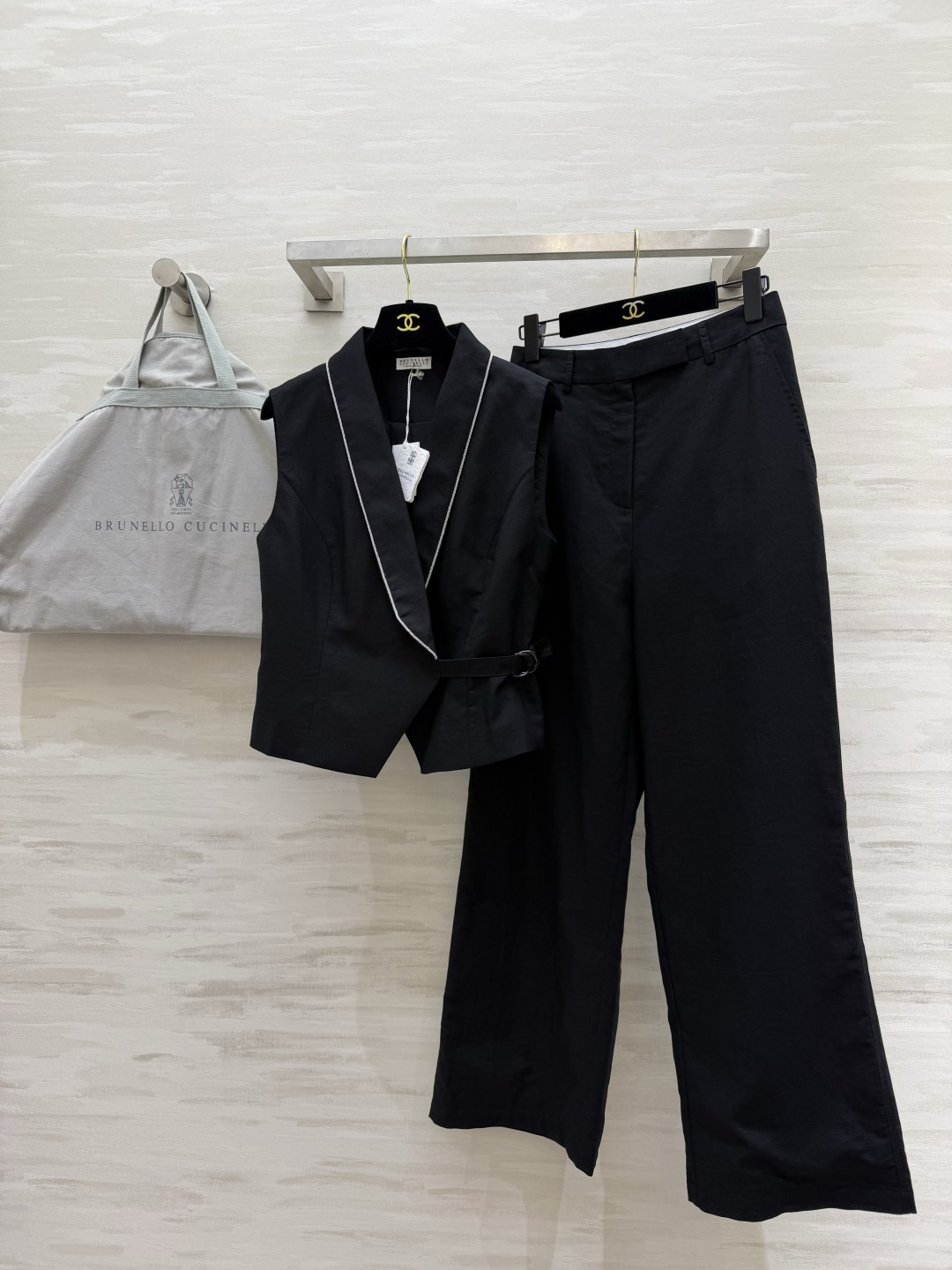 NO:948655,Brunello Cucinell Linen Trimmed Vest and Wide-Leg Pants Suit｜Black and white, Natural linen texture, Breathable and comfortable lapel, thin-trimmed vest, Side buckle waist, Short version to optimize body proportions, Wide-leg pants of the same material hang down smoothly to hide the flesh, showing aura. Wear as a set to be smart and elegant. Single items can be freely matched. It is the first choice for commuting/daily light business!  High-quality customization, available in stock first size S/M/L (S size bust 86, length 48, waist 66, hips 92, pants length 104) vest 280, pants., women's clothing, brunello cucinelli,19860909Brunello Cucinell亚麻镶边马甲阔腿裤套装｜黑白两色 天然亚麻肌理 透气舒适翻领细镶边马甲 侧搭扣收腰 短版型优化身材比例 同料阔腿裤垂顺藏肉显气场 成套穿干练大气 单品亦可自由搭配 通勤/日常轻商务首选！高品质定制 现货首发sizeS/M/L（s码胸围86,衣长48,腰围66,臀围92,裤长104）马甲280,裤子.,女装,brunello cucinelli,,Women's clothing