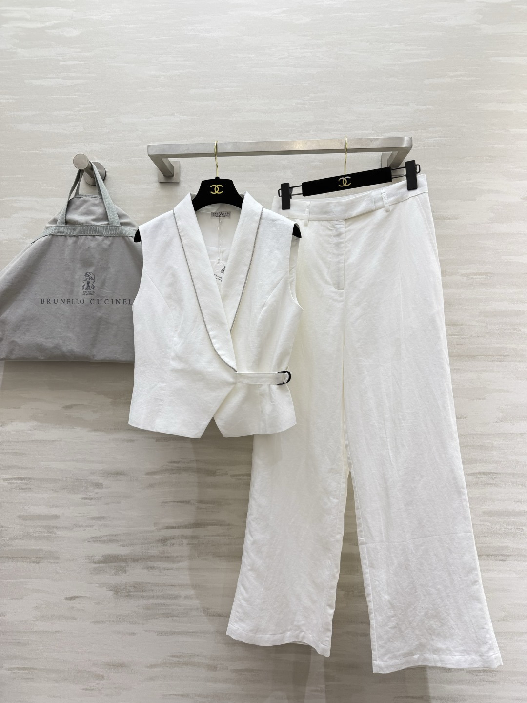NO:948678,Brunello Cucinell Linen Trimmed Vest and Wide-Leg Pants Suit｜Black and white, Natural linen texture, Breathable and comfortable lapel, thin-trimmed vest, Side buckle waist, Short version to optimize body proportions, Wide-leg pants of the same material hang down smoothly to hide the flesh, showing aura. Wear as a set to be smart and elegant. Single items can be freely matched. It is the first choice for commuting/daily light business!  High-quality customization, available in stock first size S/M/L (S size bust 86, length 48, waist 66, hips 92, pants length 104) vest 280, pants., women's clothing, brunello cucinelli,19860909Brunello Cucinell亚麻镶边马甲阔腿裤套装｜黑白两色 天然亚麻肌理 透气舒适翻领细镶边马甲 侧搭扣收腰 短版型优化身材比例 同料阔腿裤垂顺藏肉显气场 成套穿干练大气 单品亦可自由搭配 通勤/日常轻商务首选！高品质定制 现货首发sizeS/M/L（s码胸围86,衣长48,腰围66,臀围92,裤长104）马甲280,裤子.,女装,brunello cucinelli,,Women's clothing