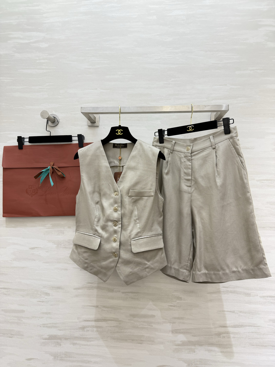 NO:948584,Loro Pian linen vest and five-quarter shorts set. High-end tonal V-neck suit vest｜Gold buckle multi-pocket details. Pleated Bermuda five-quarter shorts of the same material. Linen blend is breathable and comfortable. The complete set is noble. Individual items can also be separated and matched. It has a relaxed feel of old money. Suitable for commuting and vacation. High-quality customization.  Available in stock first size S/M/L (S size bust 82, length 51, pants waist 66, hips 94, pants length 55) vest 280, pants, women's clothing, loro piana, shorts, business suit,19860909Loro Pian亚麻马甲五分短裤套装 高级色调V领西装马甲｜金扣多口袋细节 同料压褶百慕大五分短裤 亚麻混纺透气舒适 成套显贵 单品也可拆分搭配 老钱松弛感 通勤度假皆可 高品质定制 现货首发sizeS/M/L（s码胸围82,衣长51,裤子腰围66,臀围94,裤长55）马甲280,裤子,女装,loro piana,shorts,business suit,,Women's clothing