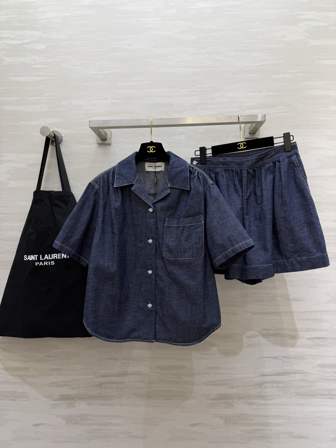 NO:950630,YSL Denim Suit｜Relaxed, high-end wear, original color washed denim fabric, retro and durable tones, short-sleeved lapel shirt, exquisite embroidered logo on the pockets, topstitching details, elastic waist shorts, very tolerant to various body types, no need to worry about matching the upper body as a set, casual and elegant, suitable for daily travel and vacation!  Neat and simple big-name atmosphere, a set for going out, easy to handle, lazy and high-quality, high-quality customization, available in stock first size S/M/L (S size shoulder width 44, bust 104, length 55, pants waist 66, hips 104, trouser length 41) shirt, pants 6689496210., saint laurent-clothing, saint laurent, saint laurent, shorts, shirts, T-shirt,19860909YSL牛仔套装｜松弛感高级穿搭原色水洗牛仔面料 色调复古耐看 短袖翻领衬衫 口袋精致刺绣标识 明线走线细节拉满 松紧腰短裤 对各种身材包容度很高 成套上身不用费心搭配 随性又贵气日常出行、度假都适配！利落简约的大牌氛围感 一套出门 轻松拿捏慵懒高级感高品质定制 现货首发sizeS/M/L（s码肩宽44,胸围104,衣长55,裤子腰围66,臀围104,裤长41）衬衣,裤子6689496210.,圣罗兰-服装,saint laurent,saint laurent,shorts,shirts,T-shirt,,Women's clothing