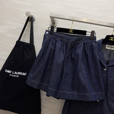 YSL²⁶牛仔套装|松弛感高级穿搭✨原色水洗牛仔面料 色调复古耐看 短袖翻领衬衫 口袋精致刺绣标识 明线走线细节拉满 松 YSL²⁶牛仔套装|松弛感高级穿搭✨原色水洗牛仔面料 色调复古耐看 短袖翻领衬衫 口袋精致刺绣标识 明线走线细节拉满 松