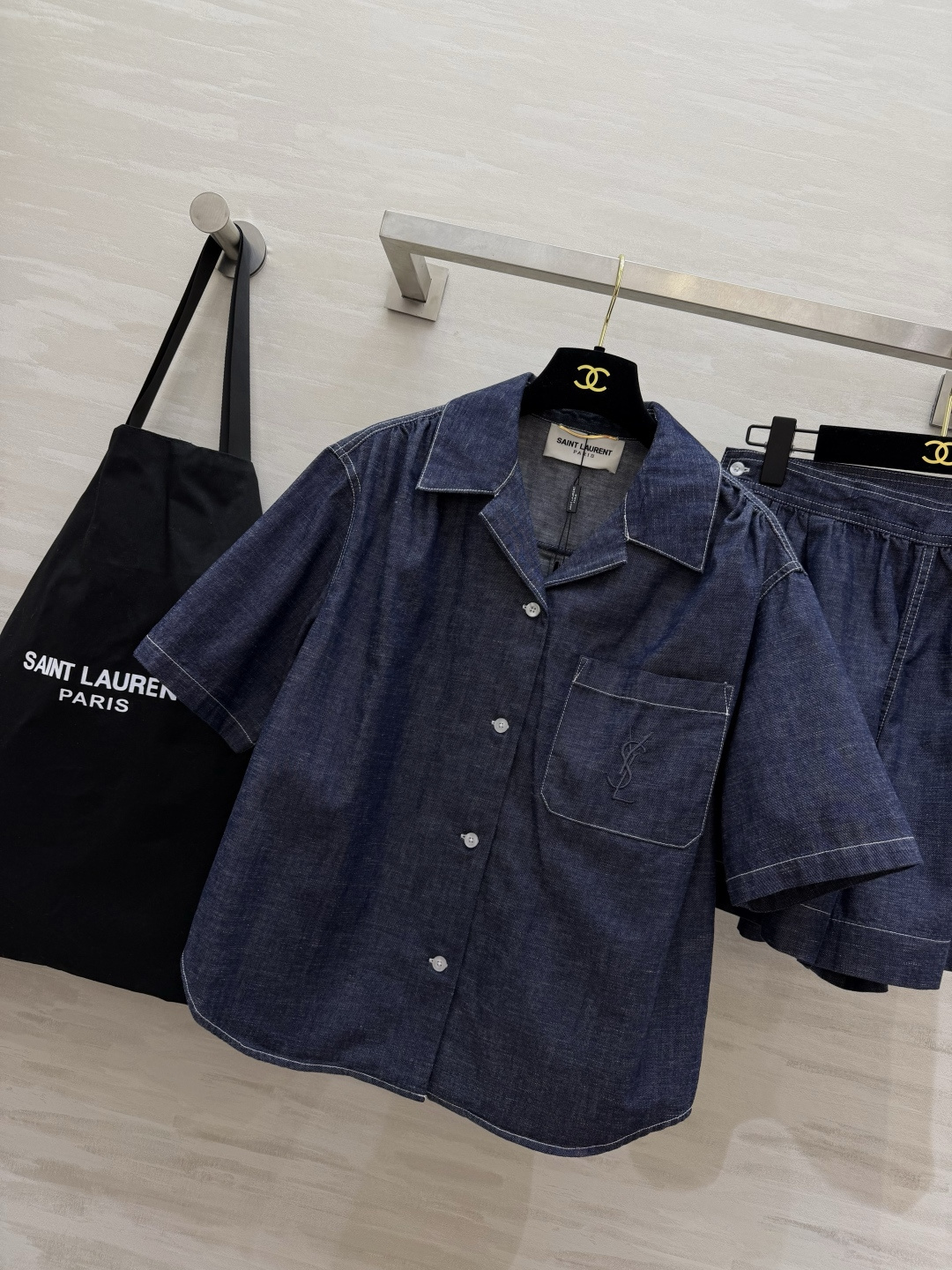 YSL²⁶牛仔套装|松弛感高级穿搭✨原色水洗牛仔面料 色调复古耐看 短袖翻领衬衫 口袋精致刺绣标识 明线走线细节拉满 松 YSL²⁶牛仔套装|松弛感高级穿搭✨原色水洗牛仔面料 色调复古耐看 短袖翻领衬衫 口袋精致刺绣标识 明线走线细节拉满 松