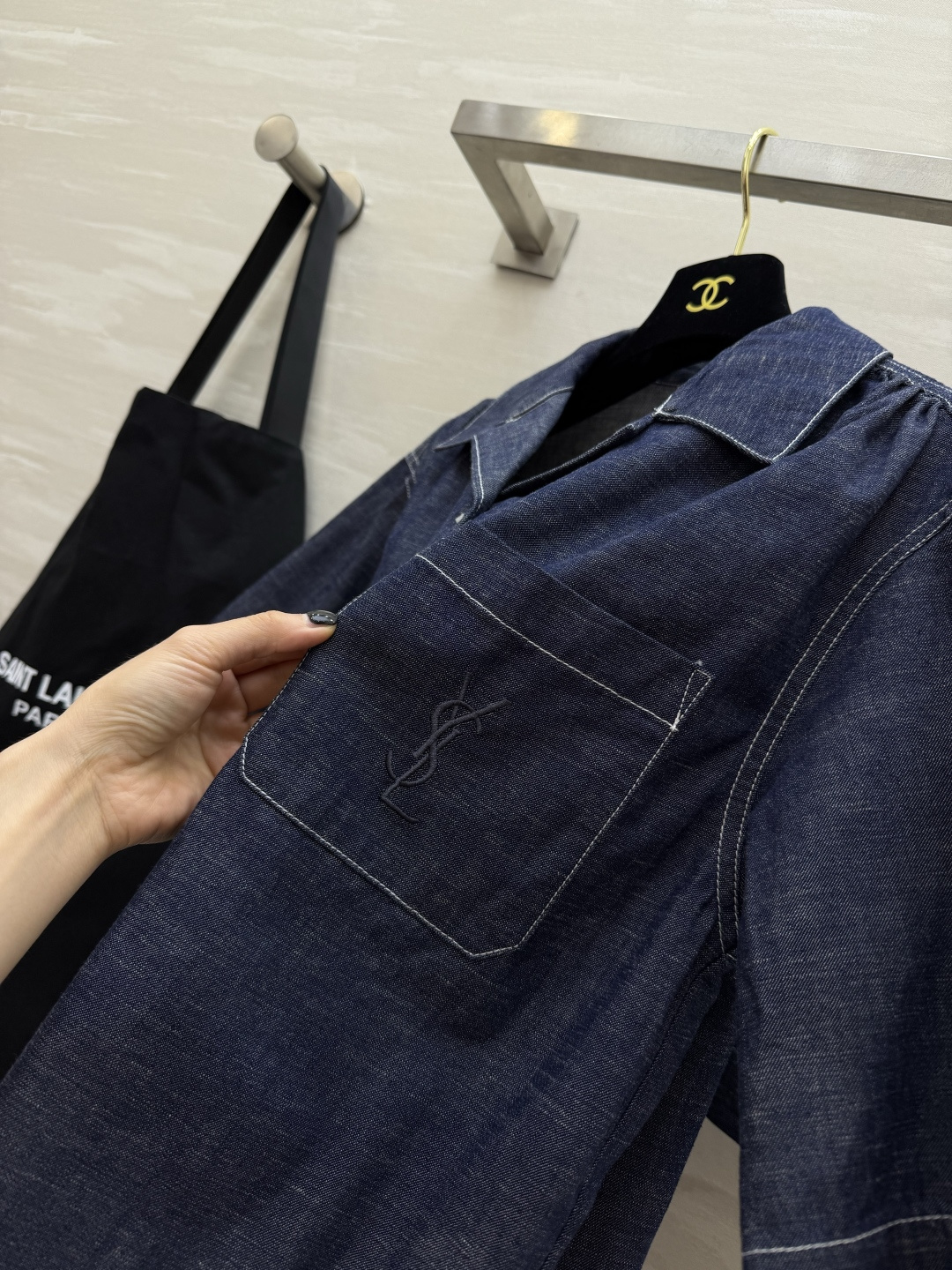 YSL²⁶牛仔套装|松弛感高级穿搭✨原色水洗牛仔面料 色调复古耐看 短袖翻领衬衫 口袋精致刺绣标识 明线走线细节拉满 松 YSL²⁶牛仔套装|松弛感高级穿搭✨原色水洗牛仔面料 色调复古耐看 短袖翻领衬衫 口袋精致刺绣标识 明线走线细节拉满 松