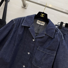 YSL²⁶牛仔套装|松弛感高级穿搭✨原色水洗牛仔面料 色调复古耐看 短袖翻领衬衫 口袋精致刺绣标识 明线走线细节拉满 松 YSL²⁶牛仔套装|松弛感高级穿搭✨原色水洗牛仔面料 色调复古耐看 短袖翻领衬衫 口袋精致刺绣标识 明线走线细节拉满 松