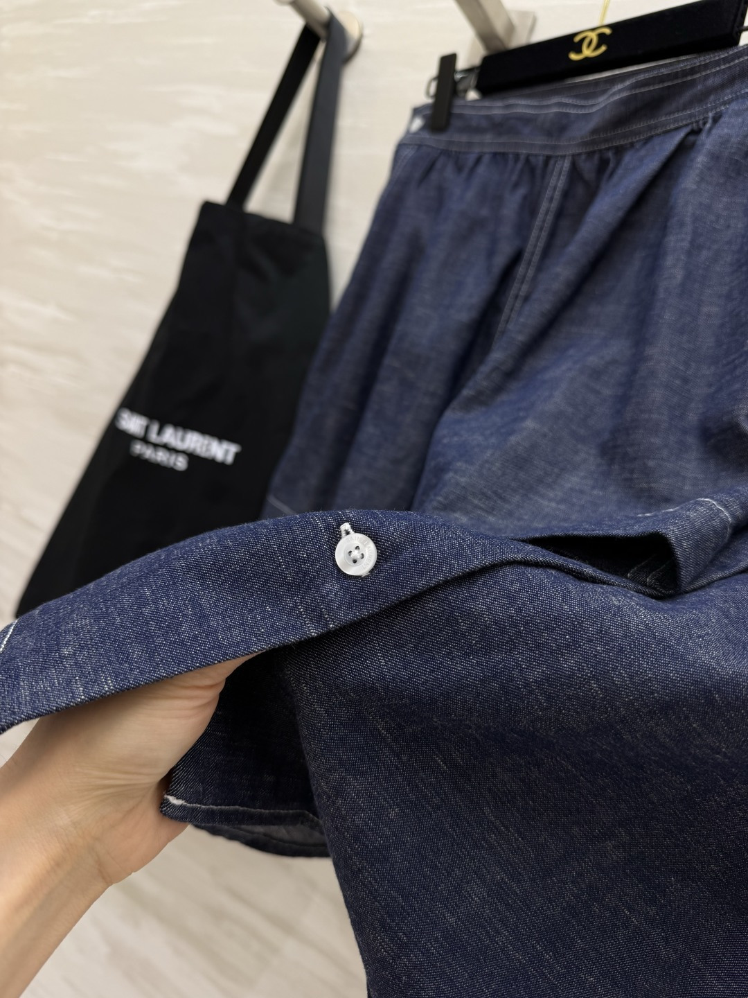 YSL²⁶牛仔套装|松弛感高级穿搭✨原色水洗牛仔面料 色调复古耐看 短袖翻领衬衫 口袋精致刺绣标识 明线走线细节拉满 松 YSL²⁶牛仔套装|松弛感高级穿搭✨原色水洗牛仔面料 色调复古耐看 短袖翻领衬衫 口袋精致刺绣标识 明线走线细节拉满 松
