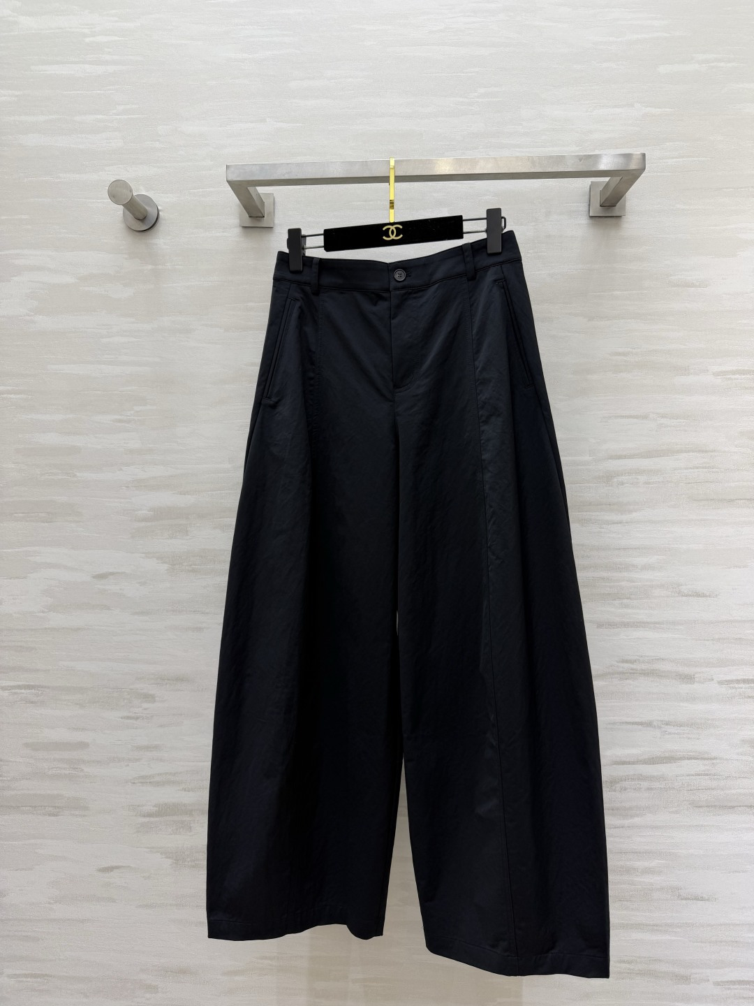 NO:950648,Loew three-color wide-leg pants in white/khaki/black, classic three-color, three-dimensional split tailoring, huge hidden meat, wide-leg drape version, optimized for various leg shapes, breathable textured fabric, suitable for commuting | shopping | traveling!  Don’t choose a top, you can wear it with anything, it’s high-end. Just need it with your eyes closed. High-quality customization. Available in stock first size S/M/L/XL/XXL (M size waist 72, pants length 101), Loewe-clothing, loewe, loewe,19860909Loew三色阔腿神裤白/卡其/黑 经典三色 立体分割剪裁 巨藏肉 阔腿垂坠版型 优化各种腿型 透气肌理面料 通勤｜逛街｜出行都适配！不挑上衣 随便搭都高级 闭眼入的刚需裤子 高品质定制 现货首发sizeS/M/L/XL/XXL（M码腰围72,裤长101）,罗意威-服装,loewe,loewe,,Women's clothing