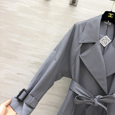 Loew♡²⁶早秋本命风衣✨两色到位|米白|高级灰 利落大翻领 经典双排扣自带大气气场 腰带收腰设计轻松勾勒腰线 袖口黑 Loew♡²⁶早秋本命风衣✨两色到位|米白|高级灰 利落大翻领 经典双排扣自带大气气场 腰带收腰设计轻松勾勒腰线 袖口黑