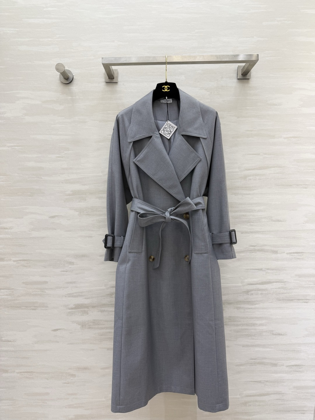 NO:950658,Loew's early-autumn windbreaker comes in two colors｜off-white｜high-end gray. Clean large lapels. Classic double-breasted buckles bring a sense of aura. Belt waist design easily outlines the waistline. Black square buckle details on cuffs. Simple and recognizable. Drape fabric is crisp and stylish. Not easy to wrinkle. The loose version accommodates various body shapes. Off-white is gentle and clean. High-end gray is cool and intellectual. Suitable for commuting and traveling. A practical style that can be worn for many years!  High-quality customization, available in stock first size S/M/L (M size bust 112, length 117), Loewe-clothing, loewe, loewe,19860909Loew早秋本命风衣两色到位｜米白｜高级灰 利落大翻领 经典双排扣自带大气气场 腰带收腰设计轻松勾勒腰线 袖口黑色方扣细节 简约又有辨识度 垂感面料挺括有型 不易皱 版型宽松包容各种身形 米白温柔干净 高级灰清冷知性 通勤、出游都适配 一件可以穿很多年的实穿款！高品质定制 现货首发sizeS/M/L（M码胸围112,衣长117）,罗意威-服装,loewe,loewe,,Women's clothing