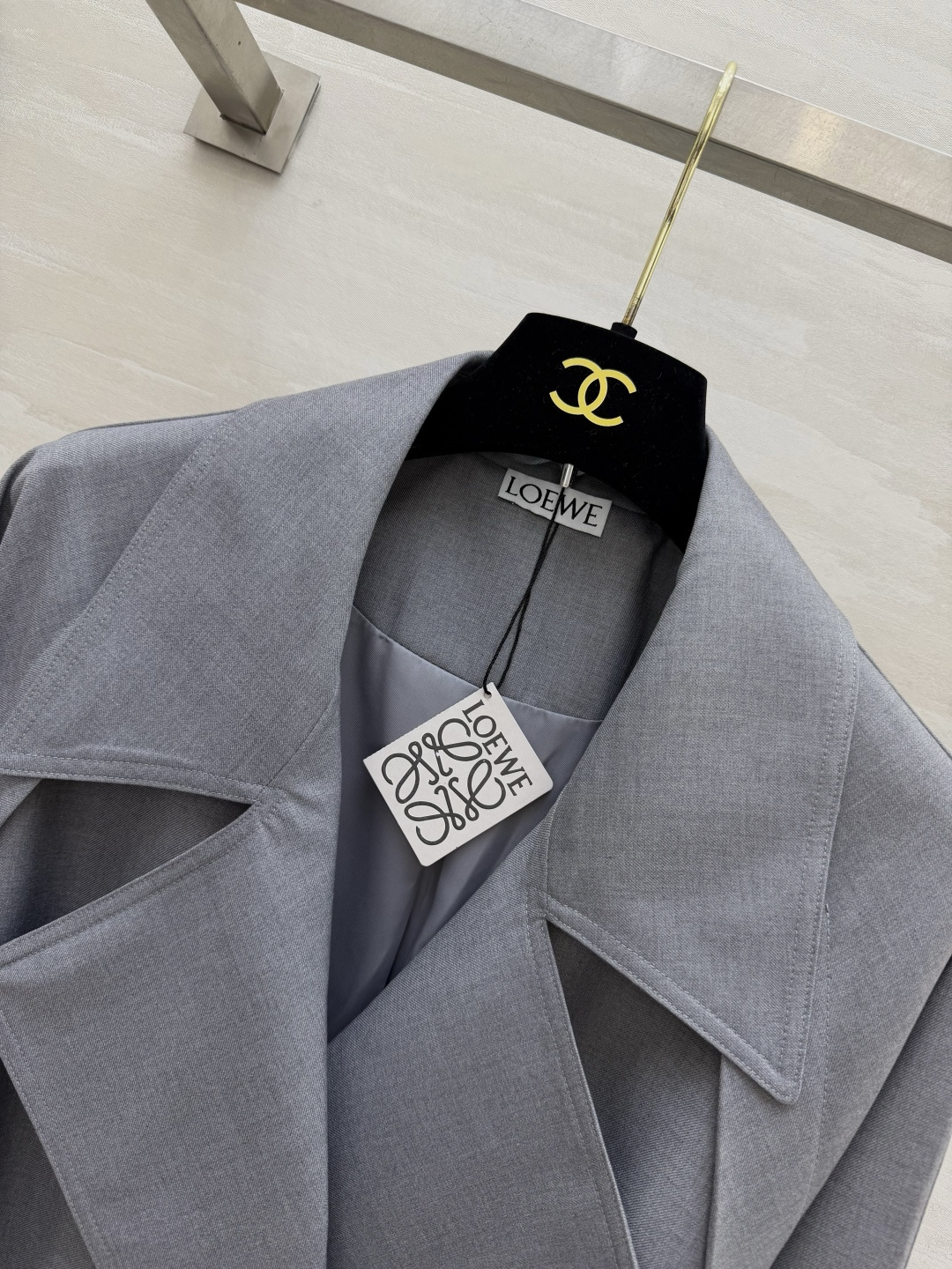 Loew♡²⁶早秋本命风衣✨两色到位|米白|高级灰 利落大翻领 经典双排扣自带大气气场 腰带收腰设计轻松勾勒腰线 袖口黑 Loew♡²⁶早秋本命风衣✨两色到位|米白|高级灰 利落大翻领 经典双排扣自带大气气场 腰带收腰设计轻松勾勒腰线 袖口黑
