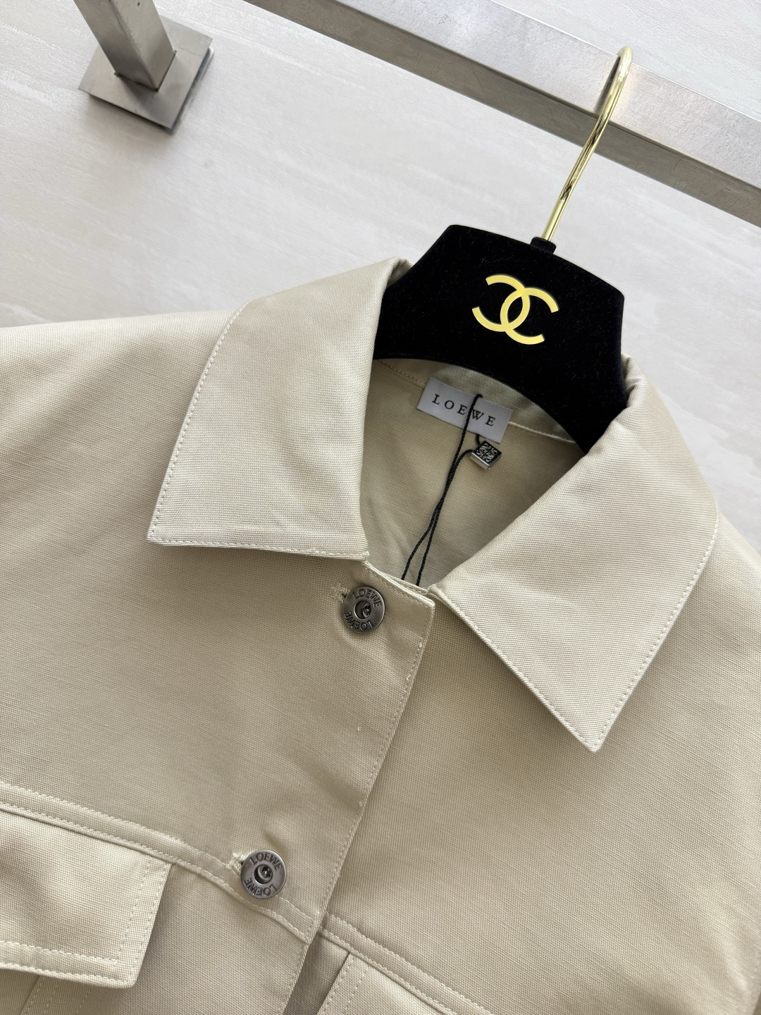 Loew♡²⁶早秋短款工装夹克✨浅卡其温柔高级！翻领金属扣设计细节感拉满 下摆捏褶工艺 短版型秒提腰线 多口袋工装元素 