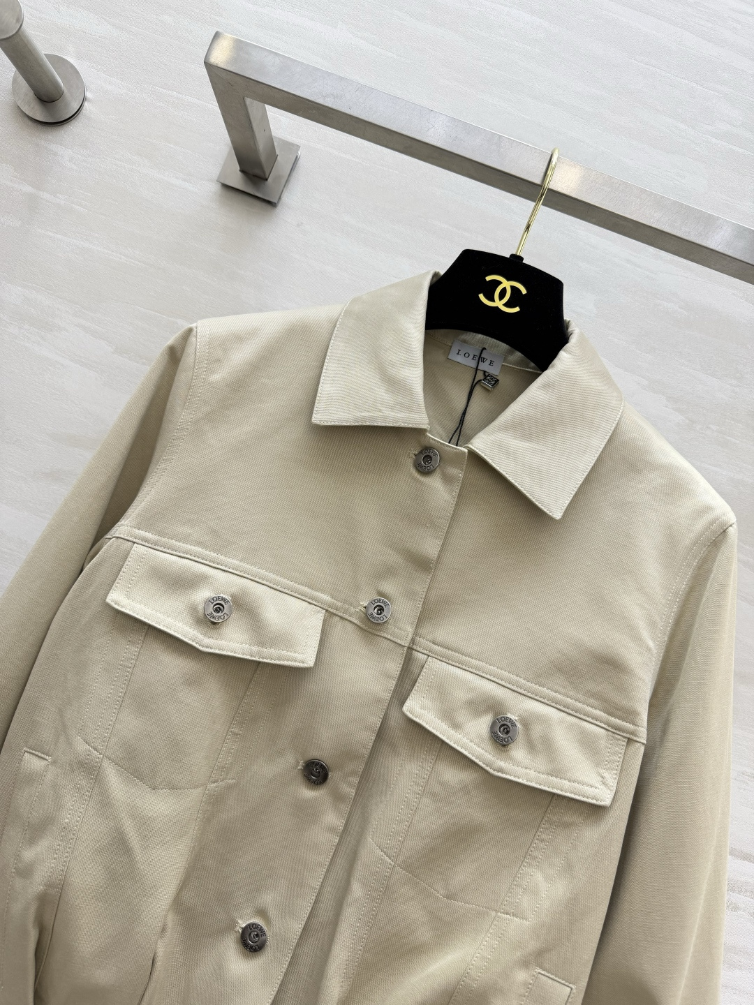 Loew♡²⁶早秋短款工装夹克✨浅卡其温柔高级！翻领金属扣设计细节感拉满 下摆捏褶工艺 短版型秒提腰线 多口袋工装元素 