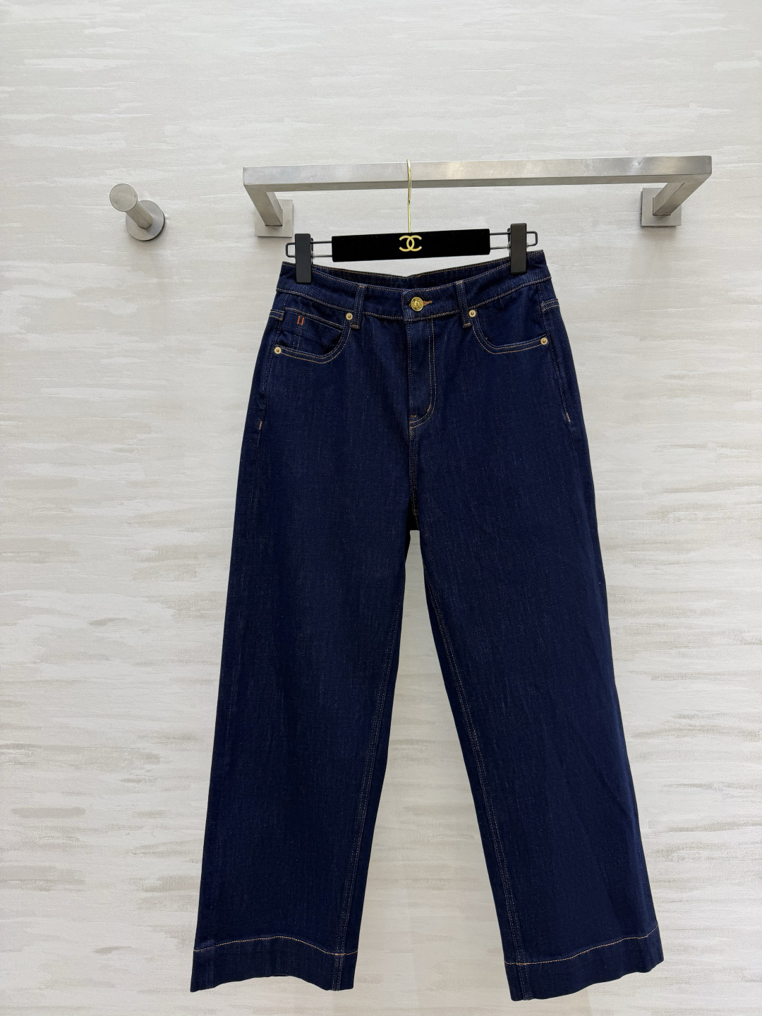 NO:950686,Prad two-tone nine-point wide-leg jeans, light washed blue｜refreshing and soft, original dark blue｜retro and high-end, high-waisted gold buckle, nine-point wide-leg version, open-stitched hems on the trouser legs with detailed details, crisp and soft fabric, concealing the flesh and modifying the leg shape, not picking at the leg shape, T-shirts and shirts, casual wear, daily commuting, casual wear, close your eyes. High-quality customization  Available in stock now: size 26/27/28/29/30 (size 28 waist 72, pants length 94), Prada-clothing, prada, prada, jeans, shirts, tees, t-shirt,19860909Prad双色九分阔腿牛仔裤 浅水洗蓝｜清爽柔和 原色深蓝｜复古高级 高腰金扣 九分阔腿版型 裤脚明线卷边细节感拉满 面料挺括柔软 藏肉修饰腿型 不挑腿型 T恤衬衫随便搭 日常通勤、休闲穿搭闭眼入.高品质定制 现货首发size26/27/28/29/30（28码腰围72,裤长94）,普拉达-服装,prada,prada,jeans,shirts,tees，t-shirt,,Women's clothing