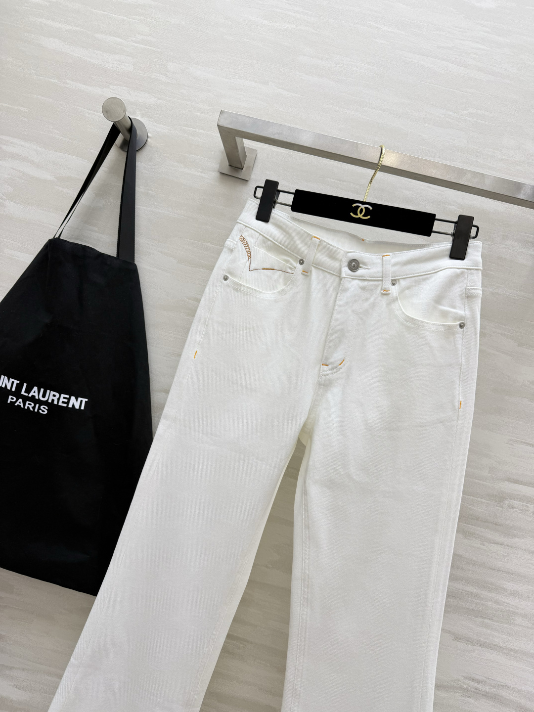 ysl²⁶封神微喇牛仔裤｜承包你一整个四季穿搭✨白/浅蓝/黑灰三色齐上线 经典高腰微喇版型！巧妙修饰胯宽、腿不直，拉长腿