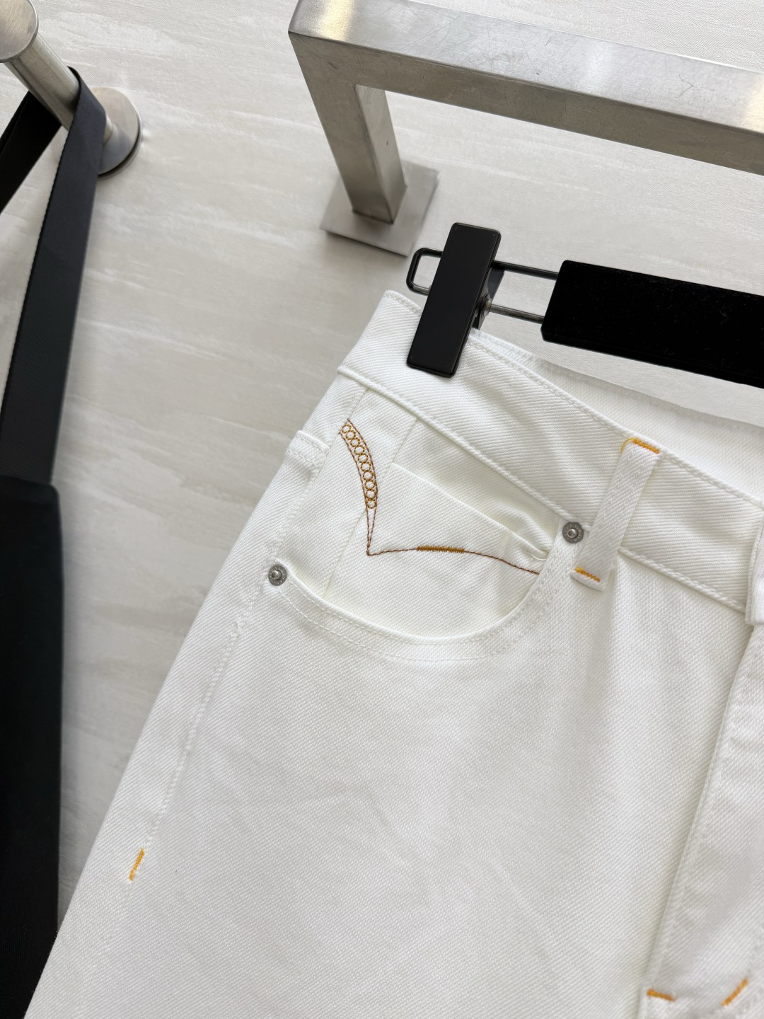 ysl²⁶封神微喇牛仔裤｜承包你一整个四季穿搭✨白/浅蓝/黑灰三色齐上线 经典高腰微喇版型！巧妙修饰胯宽、腿不直，拉长腿