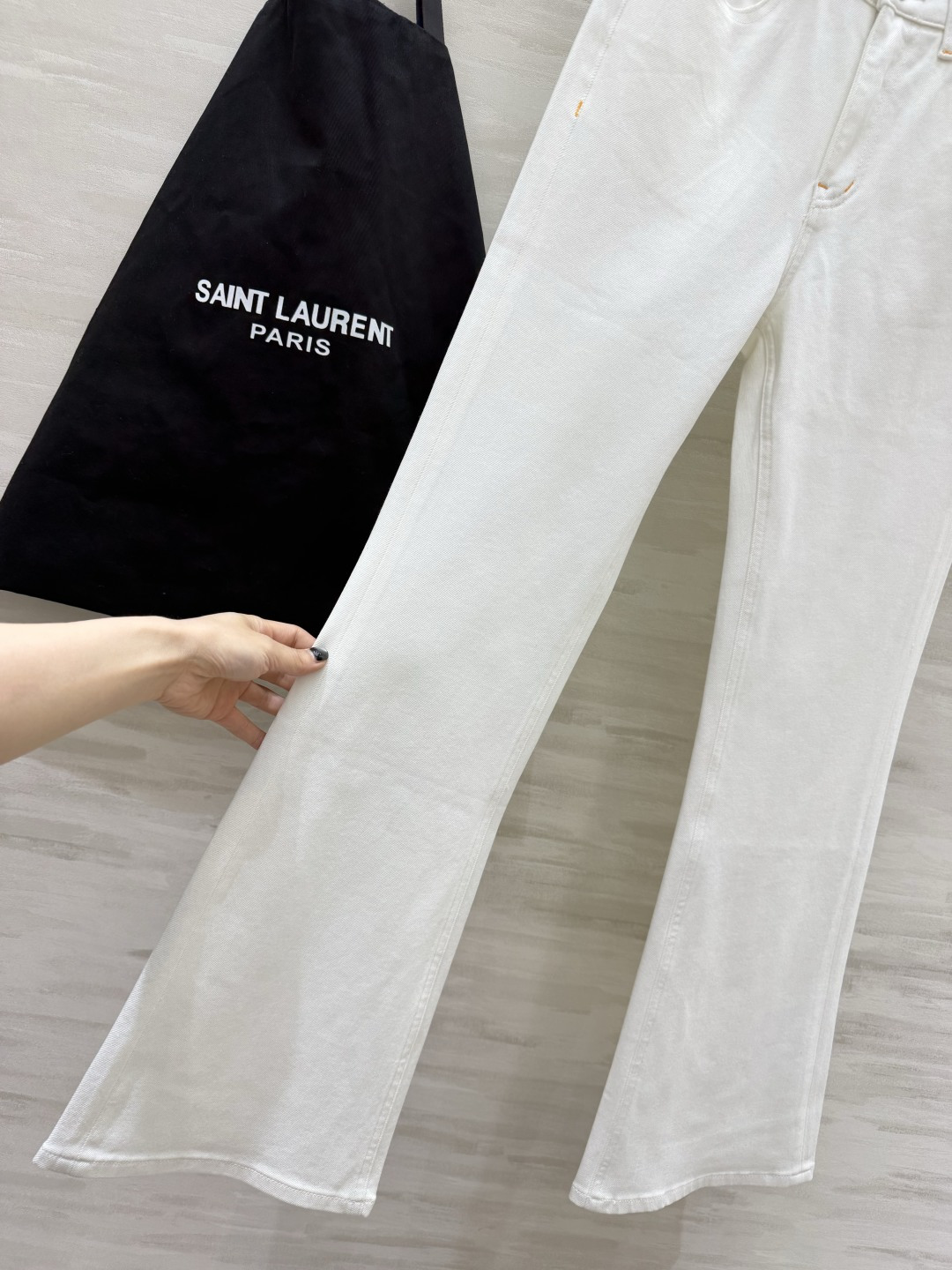 ysl²⁶封神微喇牛仔裤｜承包你一整个四季穿搭✨白/浅蓝/黑灰三色齐上线 经典高腰微喇版型！巧妙修饰胯宽、腿不直，拉长腿