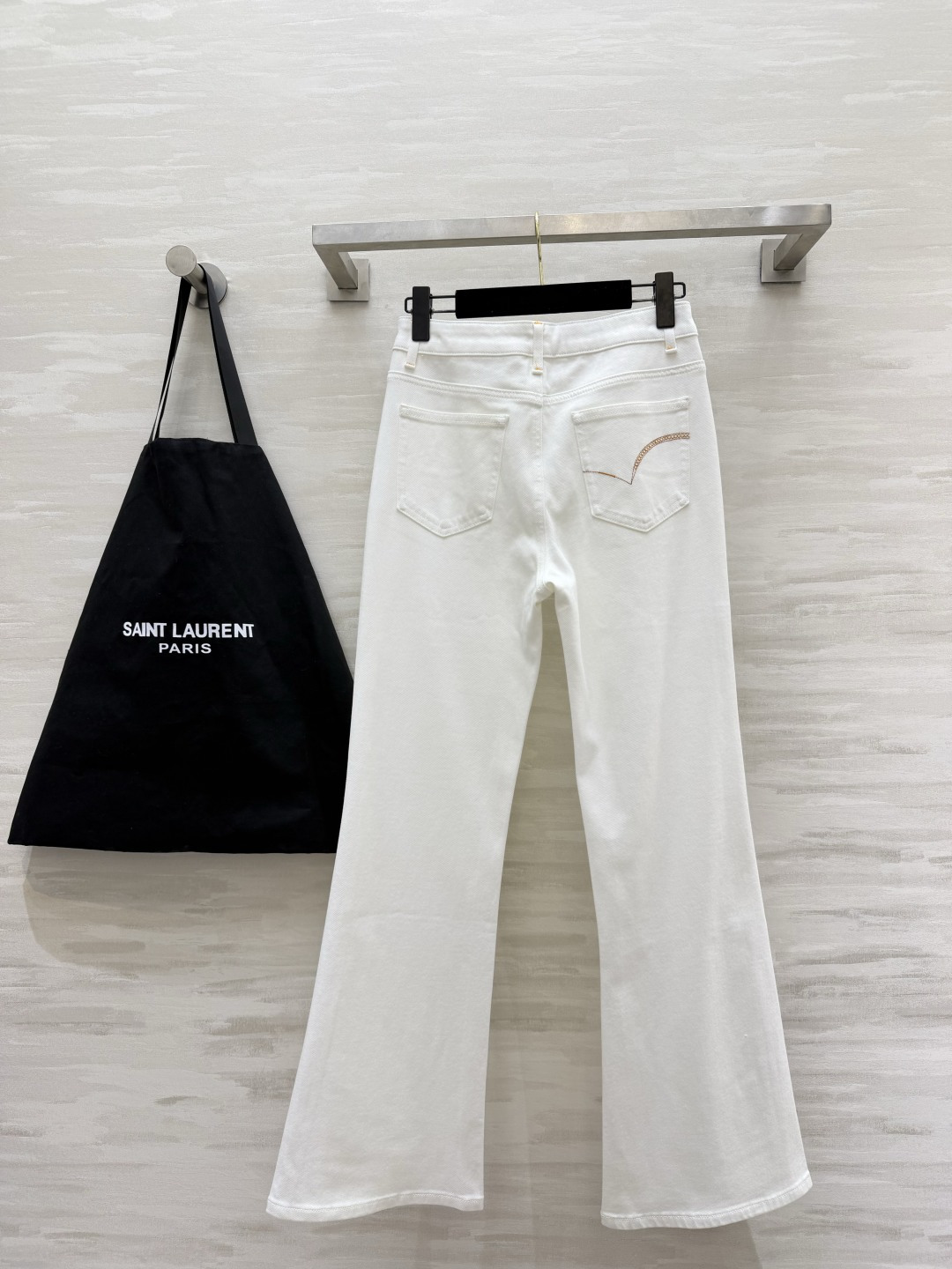 ysl²⁶封神微喇牛仔裤｜承包你一整个四季穿搭✨白/浅蓝/黑灰三色齐上线 经典高腰微喇版型！巧妙修饰胯宽、腿不直，拉长腿