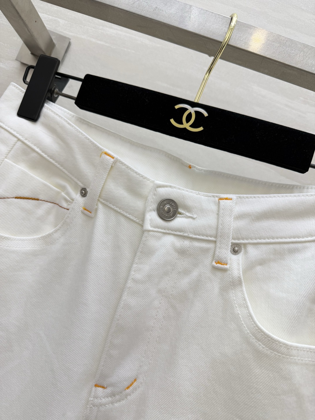ysl²⁶封神微喇牛仔裤｜承包你一整个四季穿搭✨白/浅蓝/黑灰三色齐上线 经典高腰微喇版型！巧妙修饰胯宽、腿不直，拉长腿