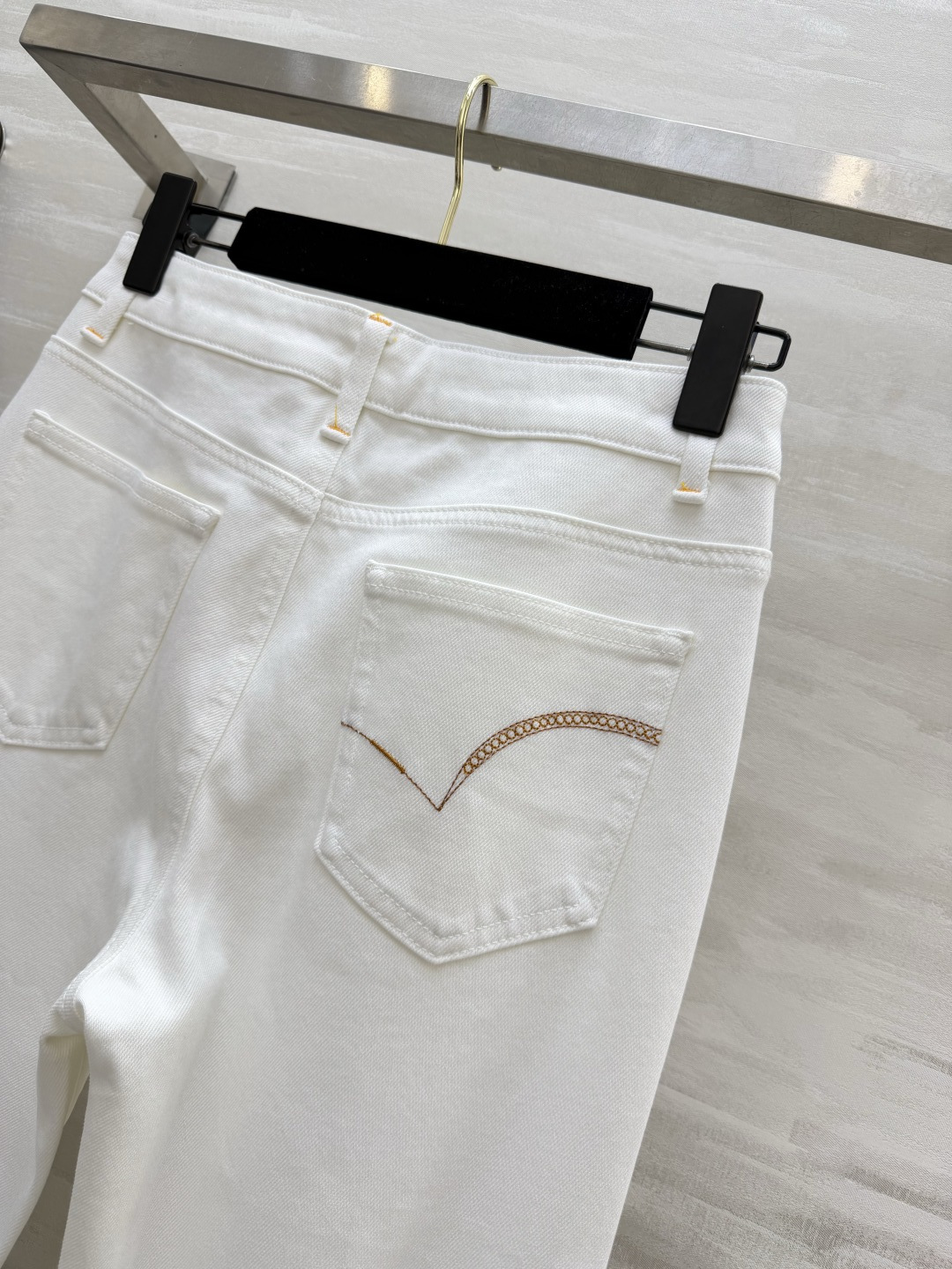 ysl²⁶封神微喇牛仔裤｜承包你一整个四季穿搭✨白/浅蓝/黑灰三色齐上线 经典高腰微喇版型！巧妙修饰胯宽、腿不直，拉长腿