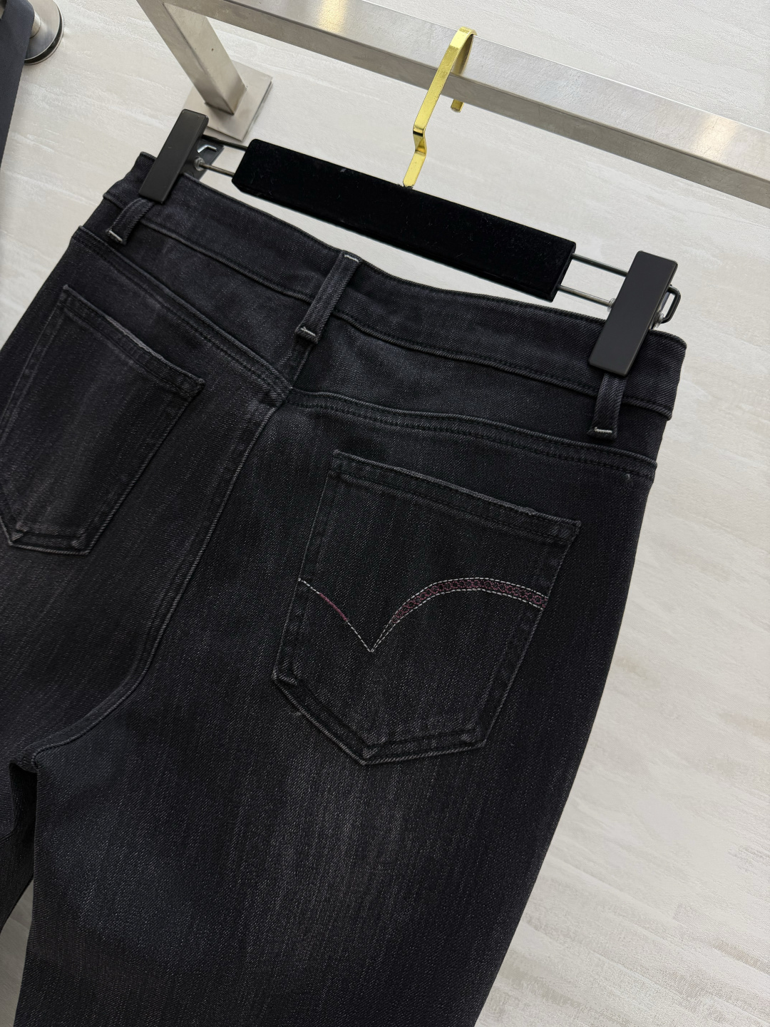 ysl²⁶封神微喇牛仔裤｜承包你一整个四季穿搭✨白/浅蓝/黑灰三色齐上线 经典高腰微喇版型！巧妙修饰胯宽、腿不直，拉长腿