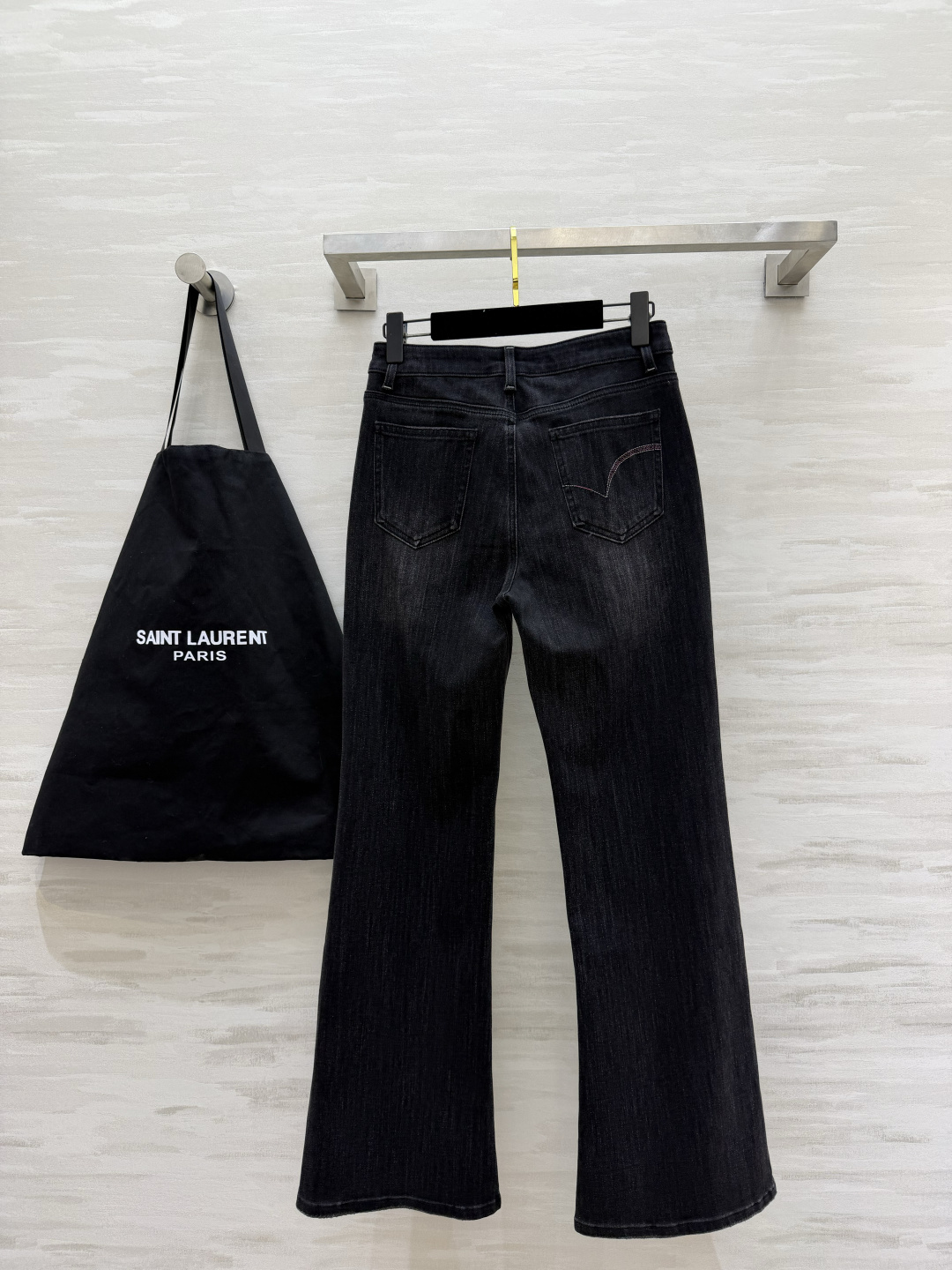 ysl²⁶封神微喇牛仔裤｜承包你一整个四季穿搭✨白/浅蓝/黑灰三色齐上线 经典高腰微喇版型！巧妙修饰胯宽、腿不直，拉长腿