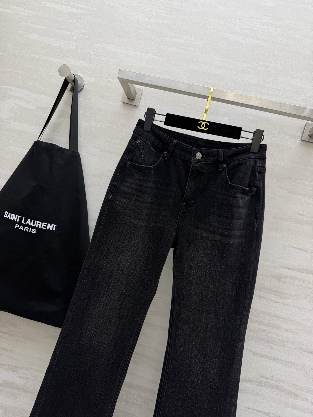 ysl²⁶封神微喇牛仔裤｜承包你一整个四季穿搭✨白/浅蓝/黑灰三色齐上线 经典高腰微喇版型！巧妙修饰胯宽、腿不直，拉长腿