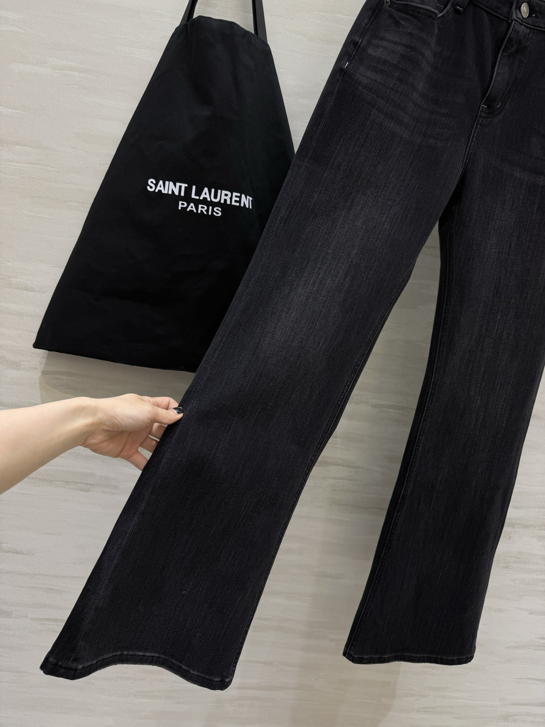 ysl²⁶封神微喇牛仔裤｜承包你一整个四季穿搭✨白/浅蓝/黑灰三色齐上线 经典高腰微喇版型！巧妙修饰胯宽、腿不直，拉长腿