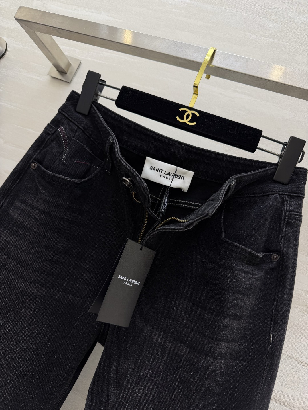 ysl²⁶封神微喇牛仔裤｜承包你一整个四季穿搭✨白/浅蓝/黑灰三色齐上线 经典高腰微喇版型！巧妙修饰胯宽、腿不直，拉长腿