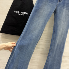 ysl²⁶封神微喇牛仔裤|承包你一整个四季穿搭✨白/浅蓝/黑灰三色齐上线 经典高腰微喇版型!巧妙修饰胯宽、腿不直,拉长腿 ysl²⁶封神微喇牛仔裤|承包你一整个四季穿搭✨白/浅蓝/黑灰三色齐上线 经典高腰微喇版型!巧妙修饰胯宽、腿不直,拉长腿