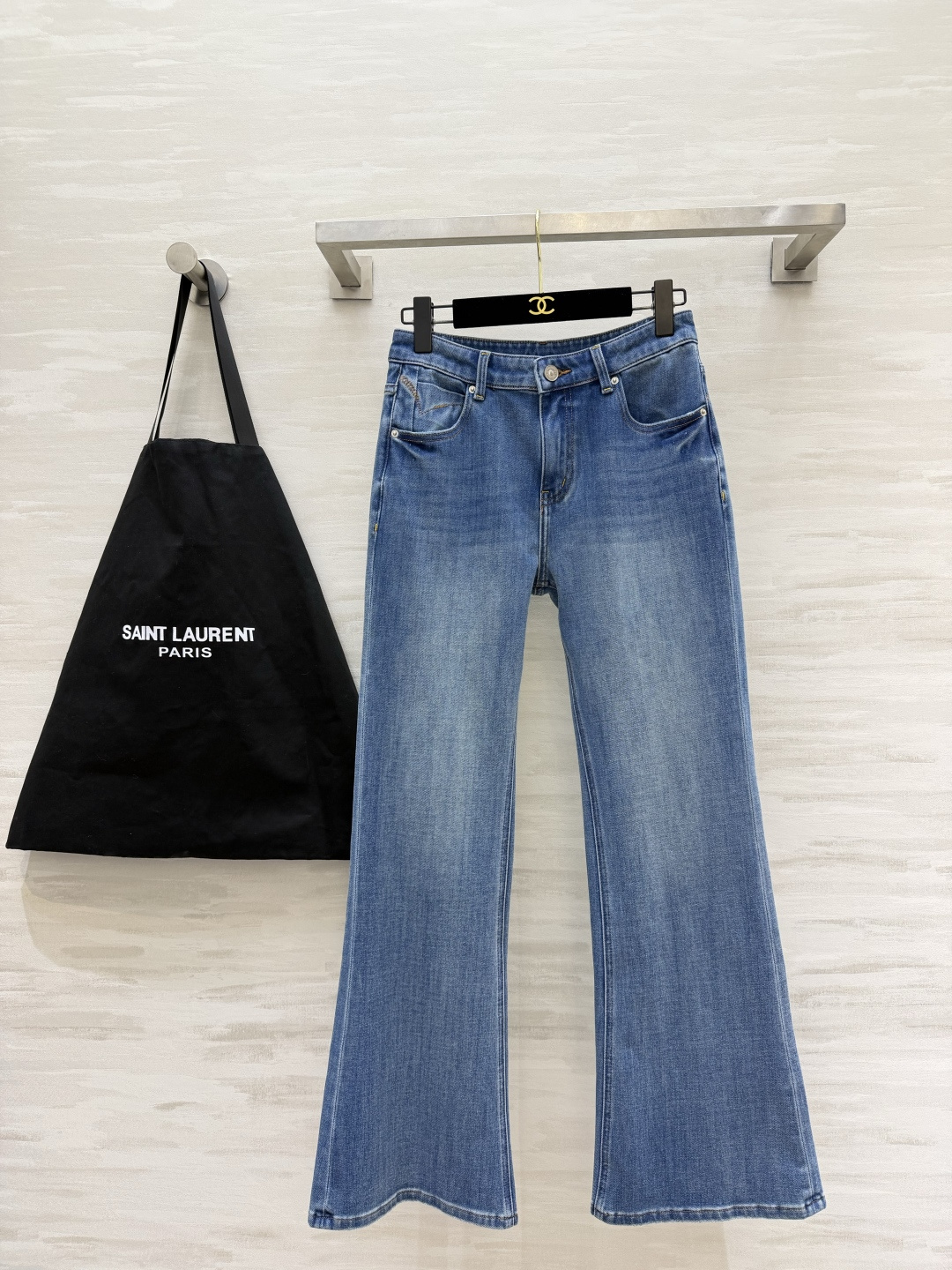 NO:950695,ysl Fengshen Bootcut Jeans｜Watch you for a whole season of wear in three colors: white/light blue/black and gray. Classic high-waisted bootcut fit!  Cleverly modify the hip width and straight legs, elongating the proportion of the legs. The upper body instantly becomes longer legs. Exquisite pocket embroidery details. Neatly routed fabrics. The fabric is moderately soft and hard. The high waist design fits the waistline. The slightly flared trouser legs are neat and smooth. White is refreshing and clean. Light blue is retro and casual. Black and gray are cool and high-end. Multiple colors are available. All-purpose trousers that can be seen with eyes closed without stepping on thunder. High-quality customization.  Available in stock first size 26/27/28/29/30 (size 27 waist 72, pants length 107), saint laurent-clothing, saint laurent, saint laurent, jeans,19860909ysl封神微喇牛仔裤｜承包你一整个四季穿搭白/浅蓝/黑灰三色齐上线 经典高腰微喇版型！巧妙修饰胯宽、腿不直,拉长腿部比例 上身秒变长腿既视感 精致口袋刺绣细节 走线工整 面料软硬适中 高腰设计贴合腰线 微喇裤脚利落垂顺 白清爽干净 浅蓝复古随性 黑灰酷感高级 多色可选 闭眼入不踩雷的万能神裤 高品质定制 现货首发size26/27/28/29/30（27码腰围72,裤长107）,圣罗兰-服装,saint laurent,saint laurent,jeans,,Women's clothing
