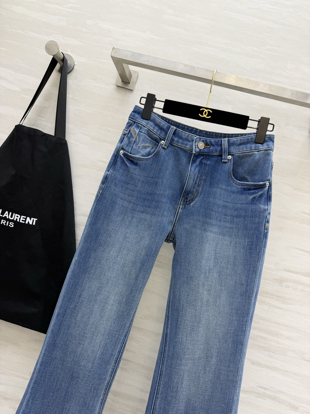 ysl²⁶封神微喇牛仔裤|承包你一整个四季穿搭✨白/浅蓝/黑灰三色齐上线 经典高腰微喇版型!巧妙修饰胯宽、腿不直,拉长腿 ysl²⁶封神微喇牛仔裤|承包你一整个四季穿搭✨白/浅蓝/黑灰三色齐上线 经典高腰微喇版型!巧妙修饰胯宽、腿不直,拉长腿