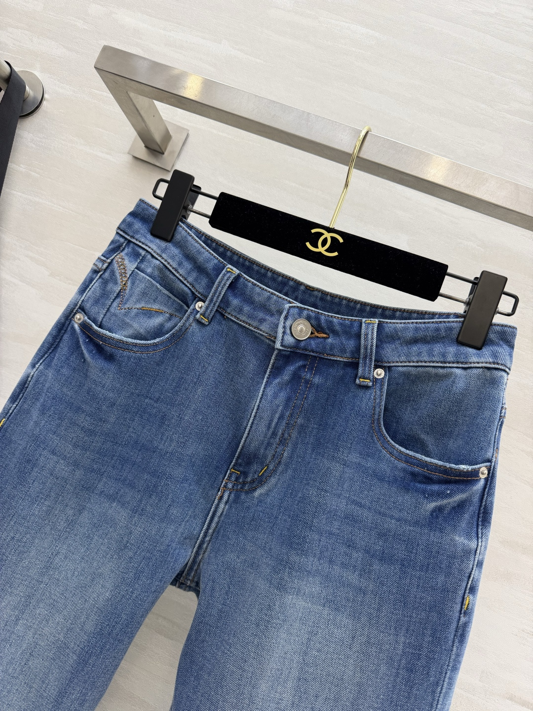 ysl²⁶封神微喇牛仔裤|承包你一整个四季穿搭✨白/浅蓝/黑灰三色齐上线 经典高腰微喇版型!巧妙修饰胯宽、腿不直,拉长腿 ysl²⁶封神微喇牛仔裤|承包你一整个四季穿搭✨白/浅蓝/黑灰三色齐上线 经典高腰微喇版型!巧妙修饰胯宽、腿不直,拉长腿