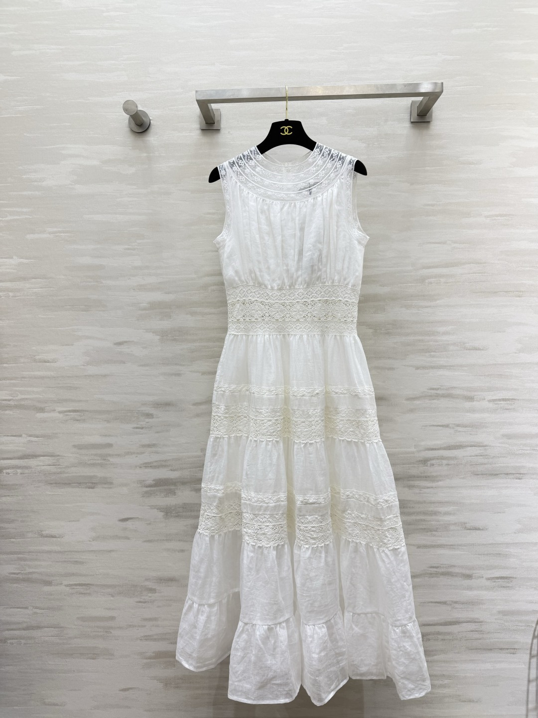 NO:950706,The Ermanno Scervin white moonlight lace linen long dress has a gentle atmosphere that directly fills the body. The sleeveless round neck and lace collar are exquisite and fairy-like. The waist is cut with lace to tighten the waistline and optimize the body proportions!  Layers of spliced ​​lace and a large cake skirt. It has a sense of elegance when walking. The linen fabric is breathable and refreshing. The upper body is light and comfortable to wear. Clean and pure off-white, simple and high-end. Suitable for vacations, dates, and afternoon tea. An indispensable dress in a gentle girl's wardrobe. High-quality customization. Available in stock first size S/M/L (S size bust 82, skirt length 126), women's clothing, skirts,19860909Ermanno Scervin白月光蕾丝亚麻长裙温柔氛围感直接拉满 无袖圆领蕾丝领边 精致又仙气 腰部蕾丝收腰剪裁 巧妙收紧腰线 优化身材比例！层层拼接蕾丝花边 大摆蛋糕裙摆 走动自带飘逸感 亚麻面料透气清爽 上身轻盈 穿着很舒服 干净纯净的米白色简约高级 度假、约会、下午茶都适配 温柔女生衣柜里不可缺少的一条连衣裙 高品质定制 现货首发sizeS/M/L（s码胸围82,裙长126）,女装,skirts,,Women's clothing