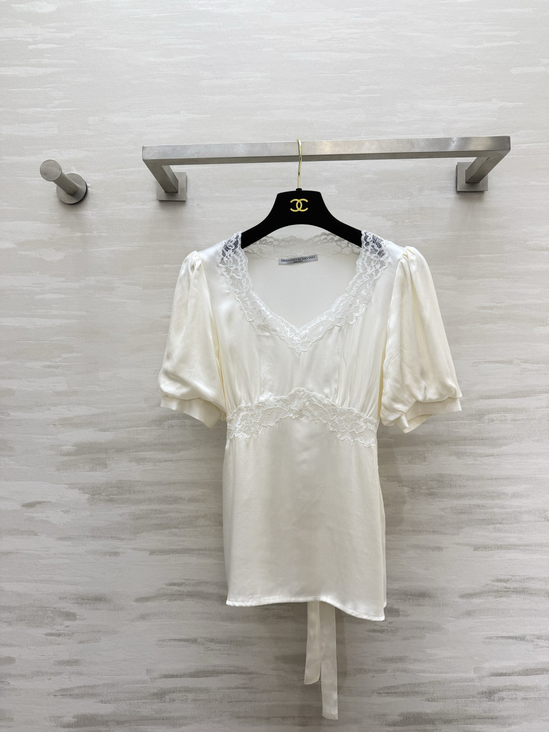 NO:950728,The Ermanno Scervin atmospheric lace satin top is available in black and white at the same time. One-click switch between gentleness and coolness. Exquisite V-neck lace. Softly modify the neck line. It has a feminine atmosphere. Retro puff short sleeves. Waist lace splicing. Clever waistline. It has a slimming effect. Back tie design. Adjustable elasticity. Casual and detailed. The satin fabric has a delicate and soft light. Smooth drape. The upper body is high-end and textured. Off-white is gentle and soft. Black is exquisite and noble.  Suitable for skirts, jeans, and suit pants. Excellent for commuting and dating. High-quality customization. Available in stock first size S/M/L (S size shoulder width 37, bust 90, length 58), women's clothing, skirts, jeans, T-shirt, business suit,19860909Ermanno Scervin氛围感蕾丝缎面上衣黑白两色同时就位 温柔与酷感一键切换 精致V领蕾丝花边 柔和修饰脖颈线条 自带柔媚氛围感 复古泡泡短袖 腰节蕾丝拼接 巧妙收束腰线 自带显瘦效果 后背系带设计 可调节松紧 随性又有细节缎面面料自带细腻柔光 垂感顺滑 上身高级有质感 米白温婉柔和 黑色精致贵气 搭半裙、牛仔裤、西装裤都很适配 通勤约会都出彩 高品质定制 现货首发sizeS/M/L（s码肩宽37,胸围90,衣长58）,女装,skirts,jeans,T-shirt,business suit,,Women's clothing