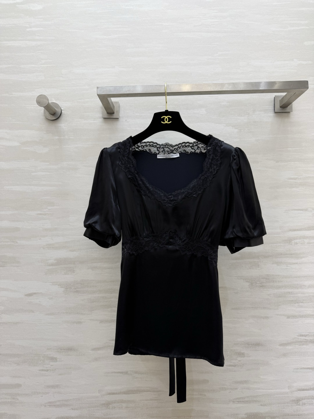 NO:950751,The Ermanno Scervin atmospheric lace satin top is available in black and white at the same time. One-click switch between gentleness and coolness. Exquisite V-neck lace. Softly modify the neck line. It has a feminine atmosphere. Retro puff short sleeves. Waist lace splicing. Clever waistline. It has a slimming effect. Back tie design. Adjustable elasticity. Casual and detailed. The satin fabric has a delicate and soft light. Smooth drape. The upper body is high-end and textured. Off-white is gentle and soft. Black is exquisite and noble.  Suitable for skirts, jeans, and suit pants. Excellent for commuting and dating. High-quality customization. Available in stock first size S/M/L (S size shoulder width 37, bust 90, length 58), women's clothing, skirts, jeans, T-shirt, business suit,19860909Ermanno Scervin氛围感蕾丝缎面上衣黑白两色同时就位 温柔与酷感一键切换 精致V领蕾丝花边 柔和修饰脖颈线条 自带柔媚氛围感 复古泡泡短袖 腰节蕾丝拼接 巧妙收束腰线 自带显瘦效果 后背系带设计 可调节松紧 随性又有细节缎面面料自带细腻柔光 垂感顺滑 上身高级有质感 米白温婉柔和 黑色精致贵气 搭半裙、牛仔裤、西装裤都很适配 通勤约会都出彩 高品质定制 现货首发sizeS/M/L（s码肩宽37,胸围90,衣长58）,女装,skirts,jeans,T-shirt,business suit,,Women's clothing