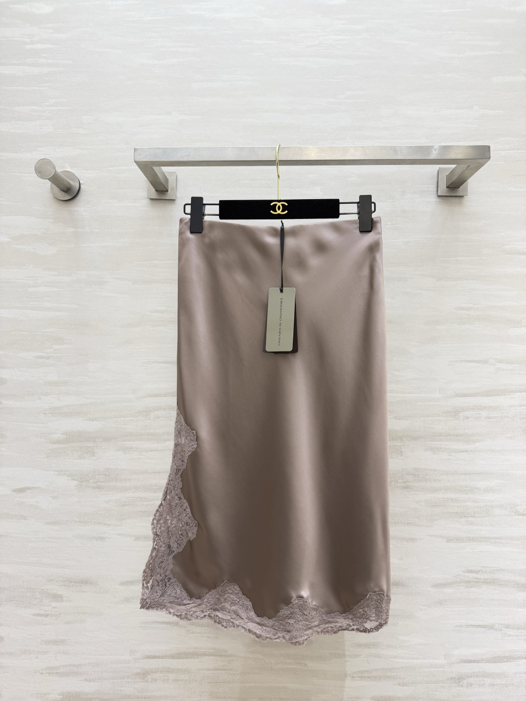 NO:950793,Ermanno Scervin gentle acetate satin skirt puts relaxed elegance on the body. Soft satin flows with delicate luster. Lace outlines the skirt. Irregular tailoring. Flexible but not rigid. Low saturation gray coffee is gentle and stylish. Simple and very feminine. High-quality customization. Available in stock first size S/M/L (S size waist 66, hip 84, skirt length 69), women's clothing, skirts,19860909Ermanno Scervin温柔醋酸缎面半裙 把松弛优雅穿在身上柔光缎面流淌细腻光泽 蕾丝花边勾勒裙摆轮廓 不规则剪裁 灵动不呆板 低饱和灰咖温柔又有格调 简简单单就很有女人味 高品质定制 现货首发sizeS/M/L（s码腰围66,臀围84,裙长69）,女装,skirts,,Women's clothing