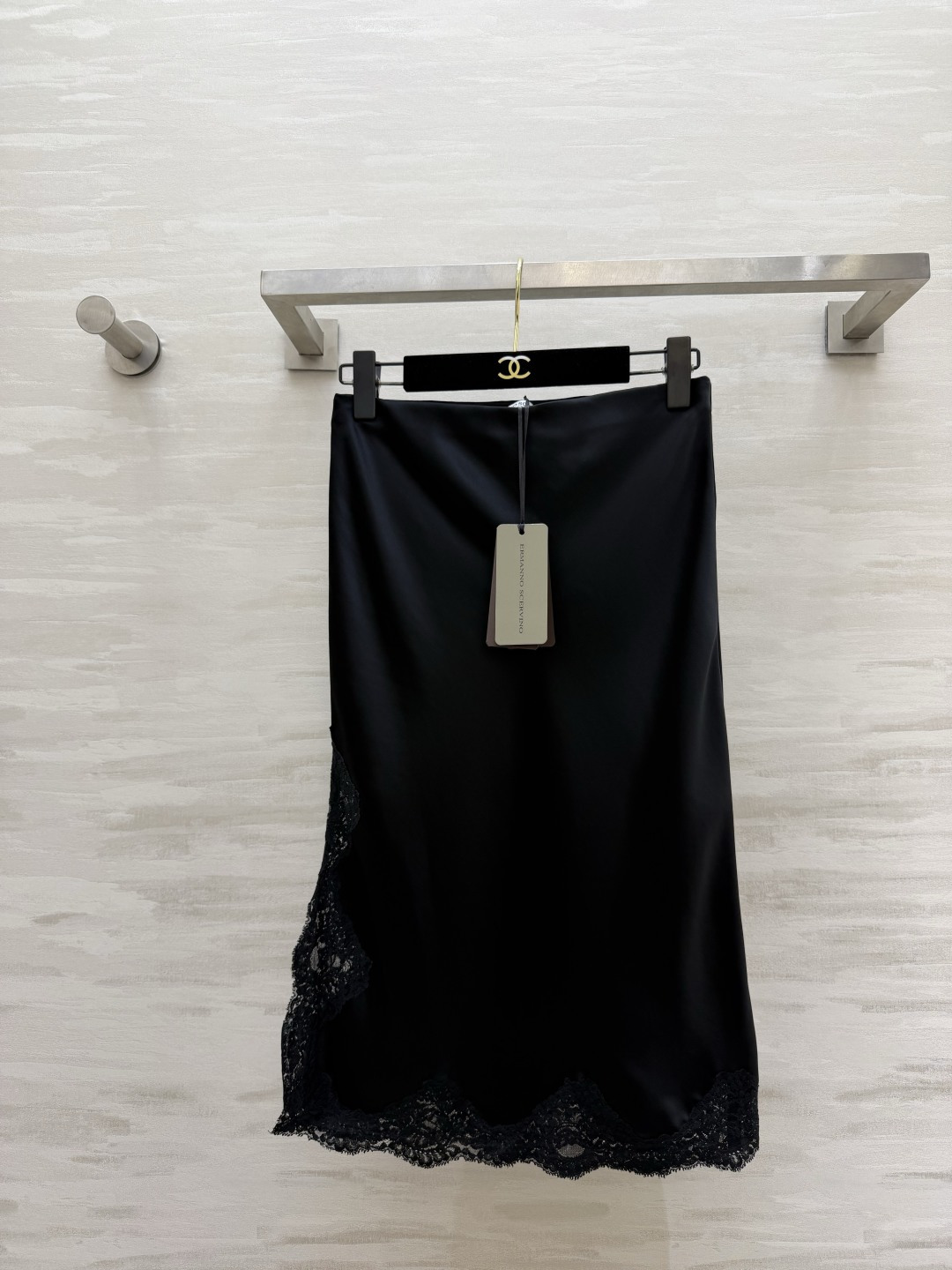 NO:950719,Ermanno Scervin gentle acetate satin skirt puts relaxed elegance on the body. Soft satin flows with delicate luster. Lace outlines the skirt. Irregular tailoring. Flexible but not rigid. Low saturation gray coffee is gentle and stylish. Simple and very feminine. High-quality customization. Available in stock first size S/M/L (S size waist 66, hip 84, skirt length 69), women's clothing, skirts,19860909Ermanno Scervin温柔醋酸缎面半裙 把松弛优雅穿在身上柔光缎面流淌细腻光泽 蕾丝花边勾勒裙摆轮廓 不规则剪裁 灵动不呆板 低饱和灰咖温柔又有格调 简简单单就很有女人味 高品质定制 现货首发sizeS/M/L（s码腰围66,臀围84,裙长69）,女装,skirts,,Women's clothing