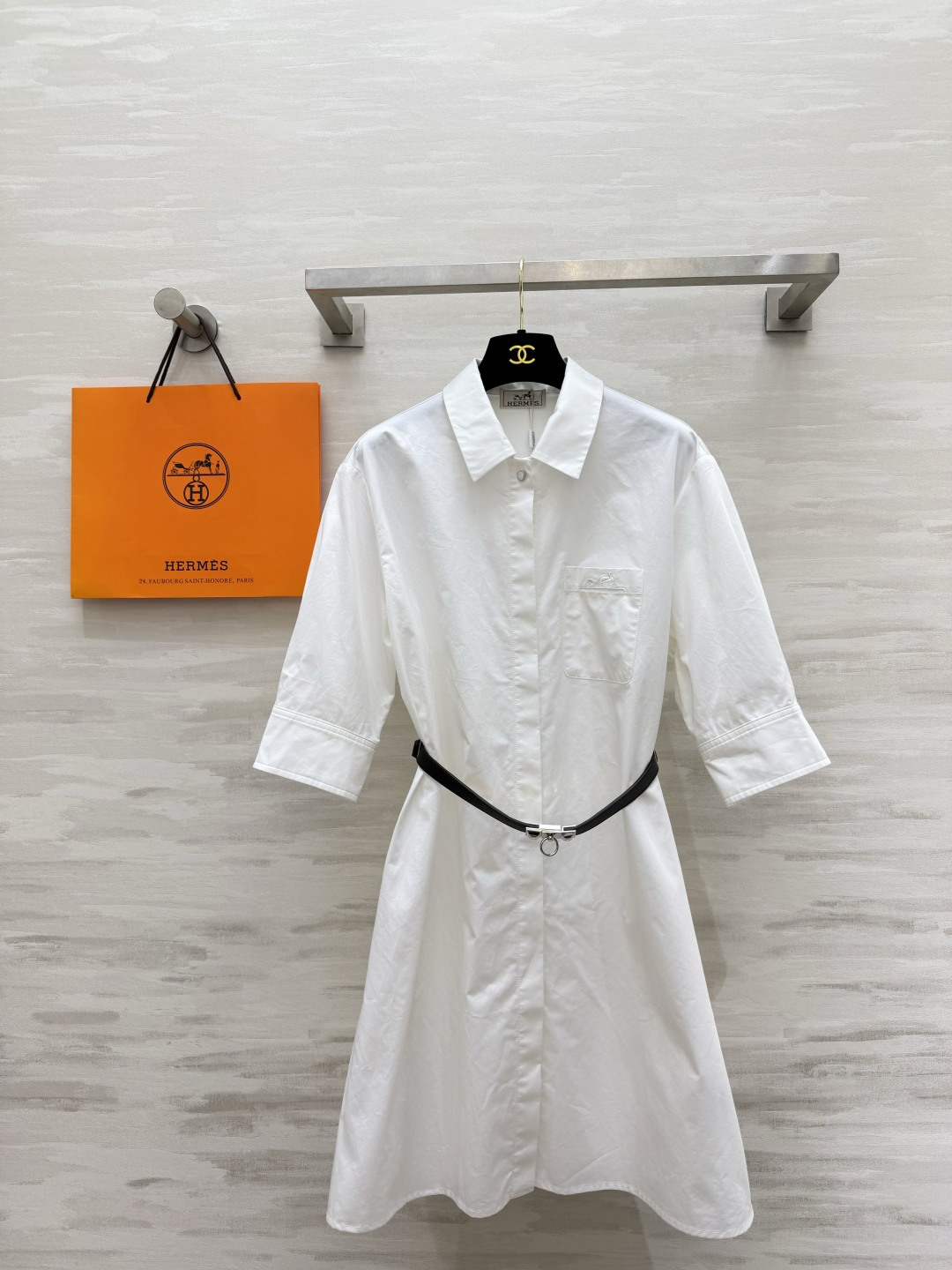 NO:950742,Herme's minimalist high-end white shirt dress has a classic lapel shirt style. It is neat and elegant and has a sense of intellectual relaxation. The mid-sleeves have just the right shape to modify the arm lines. The pockets have exquisite embroidery details. It is low-key and recognizable. The fabric is crisp and stylish. The upper body is clean and refreshing. It is paired with a thin belt with a metal buckle in the same series. It can easily outline the waistline and change the proportion of 30 to 70 in seconds. Simple and elegant, it will never go out of style!  High-quality customization, available in stock first size S/M/L (S size bust 100, length 90), Hermès-clothing, hermes, hermes, skirts, shirts,19860909Herme极简高级白衬衫连衣裙经典翻领衬衫版型 利落大气 自带知性松弛感 中袖袖型恰到好处 修饰手臂线条 口袋精致刺绣细节 低调有辨识度 面料挺括有型 上身干净清爽 搭配同系列金属扣细腰带 轻松勾勒腰线 秒变三七分比例 简约大气永不过时！高品质定制 现货首发sizeS/M/L（s码胸围100,衣长90）,爱马仕-服装,hermes,hermes,skirts,shirts,,Women's clothing