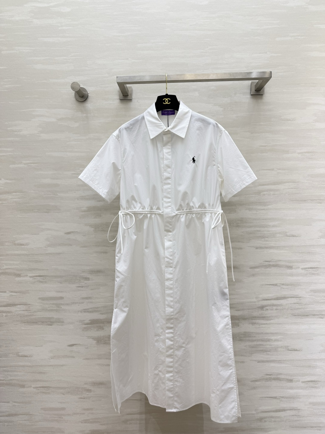 NO:950762,Polo Ralph Lauren Purple Label Series Casual Style Shirt Dresses New in Two Colors | White/Light Blue Refreshing and Relaxed Classic Lapel Short Sleeve Shirt Style Pony Embroidery on the Chest is Low-key and Simple Drawstring Design at the Waist Can be Adjusted and Tightened to Create a Waistline Loosely Put Down to Create a Lazy Straight Fit High-Count Cotton Fabric is Breathable and Stiff The Long Body Is Very Tolerant to Various Figures White is Clean and Refreshing Blue Vitality Healing  Suitable for daily travel, vacation, and commuting. Effortless atmosphere!  High-quality customization, available in stock first size S/M/L (S size shoulder width 44, bust 94, skirt length 133), women's clothing, loro piana, skirts, shirts, T-shirt,19860909Polo RalphLauren紫标系列休闲风衬衫连衣裙两色上新｜白/浅蓝 清爽松弛感 经典翻领短袖衬衫版型 胸口小马刺绣低调简约 腰间抽绳设计 可以自由调节松紧 收放随心 抽绳收紧轻松打造腰线 宽松放下就是慵懒直筒版型 高支棉质面料透气挺括 长款衣身对各种身材包容度很高 白色干净清爽 蓝色元气治愈 日常出行、度假、通勤都合适 不费力的氛围感穿搭！高品质定制 现货首发sizeS/M/L（s码肩宽44,胸围94,裙长133）,女装,loro piana,skirts,shirts,T-shirt,,Women's clothing