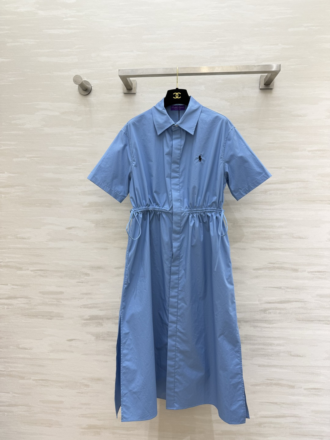 NO:950781,Polo Ralph Lauren Purple Label Series Casual Style Shirt Dresses New in Two Colors | White/Light Blue Refreshing and Relaxed Classic Lapel Short Sleeve Shirt Style Pony Embroidery on the Chest is Low-key and Simple Drawstring Design at the Waist Can be Adjusted and Tightened to Create a Waistline Loosely Put Down to Create a Lazy Straight Fit High-Count Cotton Fabric is Breathable and Stiff The Long Body Is Very Tolerant to Various Figures White is Clean and Refreshing Blue Vitality Healing  Suitable for daily travel, vacation, and commuting. Effortless atmosphere!  High-quality customization, available in stock first size S/M/L (S size shoulder width 44, bust 94, skirt length 133), women's clothing, loro piana, skirts, shirts, T-shirt,19860909Polo RalphLauren紫标系列休闲风衬衫连衣裙两色上新｜白/浅蓝 清爽松弛感 经典翻领短袖衬衫版型 胸口小马刺绣低调简约 腰间抽绳设计 可以自由调节松紧 收放随心 抽绳收紧轻松打造腰线 宽松放下就是慵懒直筒版型 高支棉质面料透气挺括 长款衣身对各种身材包容度很高 白色干净清爽 蓝色元气治愈 日常出行、度假、通勤都合适 不费力的氛围感穿搭！高品质定制 现货首发sizeS/M/L（s码肩宽44,胸围94,裙长133）,女装,loro piana,skirts,shirts,T-shirt,,Women's clothing