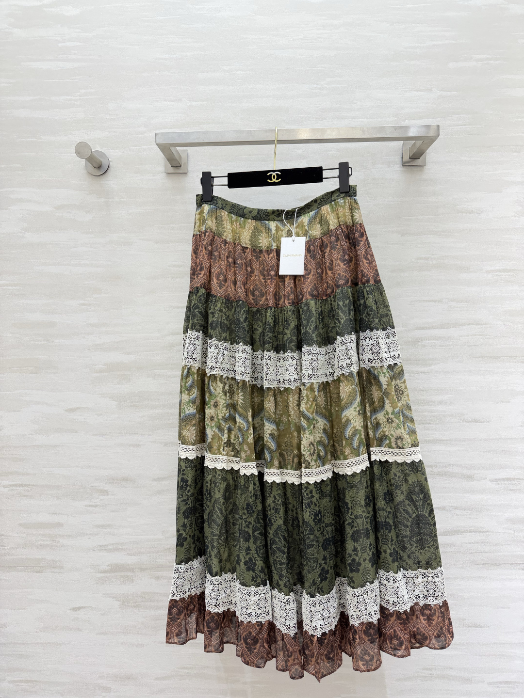NO:950718,Zimmerman vacation series, retro color-blocked floral skirt with large hem, contrasting print splicing, hollow lace, full of exotic atmosphere, multi-layer splicing, large hem, easy to walk, and comes with a smart skirt. It looks great with knits, shirts, and suspenders. It can be worn to the ceiling when traveling!  High-quality customization, available in stock first size S/M/L (S size waist 68, skirt length 94.5), Zimmerman-clothing, skirts, shirts,19860909Zimmerman度假系列 复古拼色碎花大摆半身裙撞色印花拼接 镂空蕾丝花边 异域氛围感拉满 多层拼接大摆垂感好走路自带灵动裙摆 配针织、衬衫、吊带都出彩,出游穿搭天花板！高品质定制 现货首发sizeS/M/L（s码腰围68,裙长94.5）,兹默曼-服装,skirts,shirts,,Women's clothing