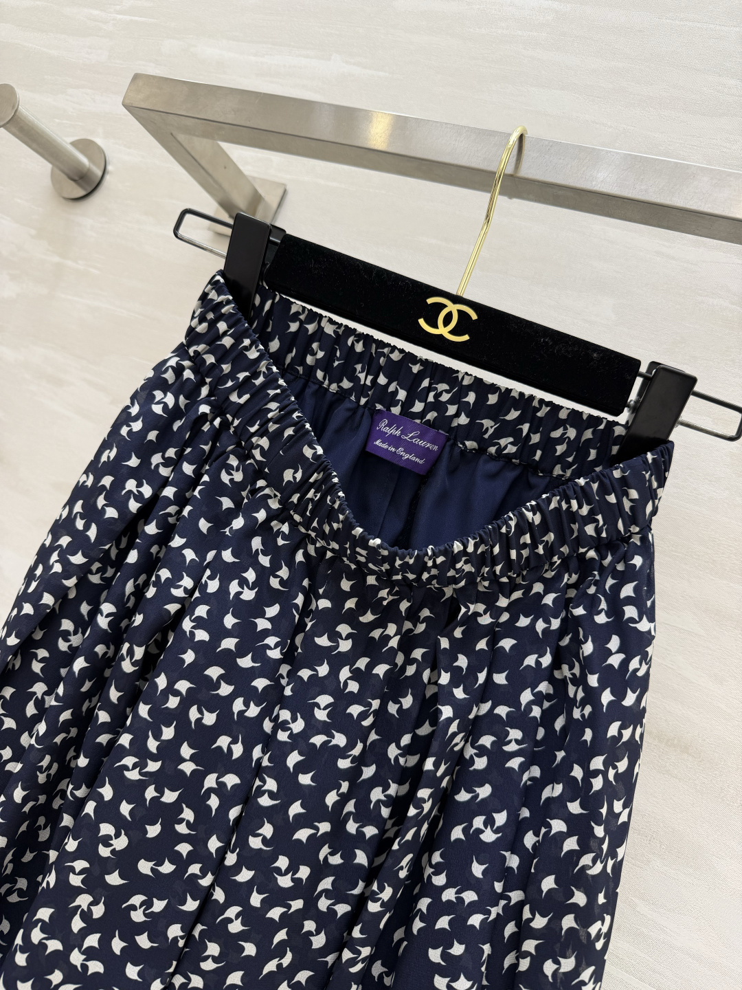 #Ralph Lauren²⁶ss紫标系列 藏青底真丝碎花半裙 碎花真丝把浪漫刻进骨子里 温柔又灵动 自带朦胧氛围感 轻