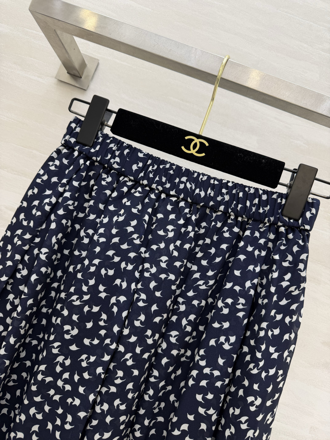 #Ralph Lauren²⁶ss紫标系列 藏青底真丝碎花半裙 碎花真丝把浪漫刻进骨子里 温柔又灵动 自带朦胧氛围感 轻
