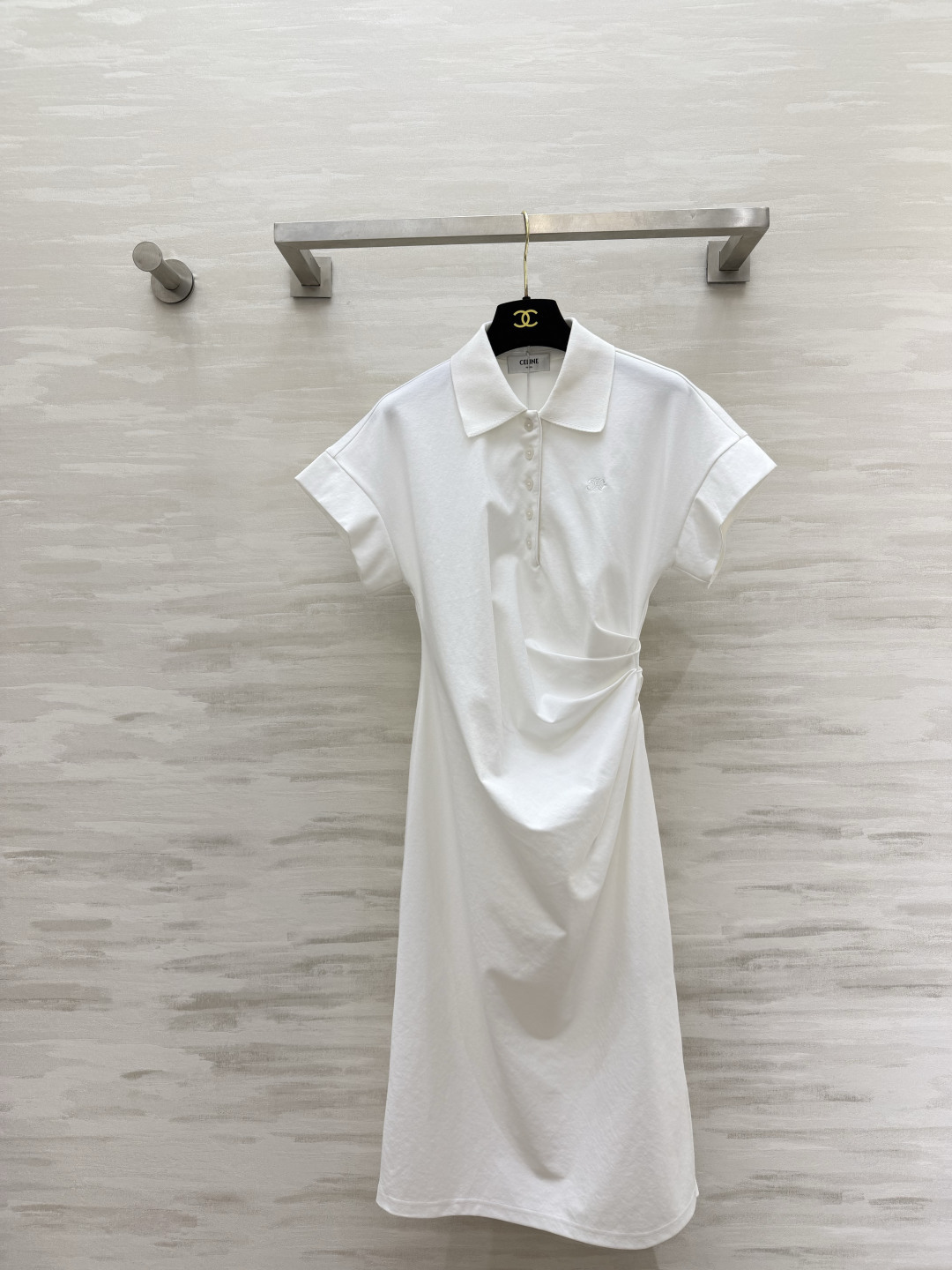 NO:951178,Celin Polo collar dress｜Black and white Classic Polo lapel design Simple academic temperament Exquisite Arc de Triomphe embroidery on the chest Low-key logo Unobtrusive Three-dimensional pleated tailoring on the sides Smart waist shaping to create a natural waistline Breathable fabric The upper body is soft and draping Dropped short sleeves are neat and generous The mid-length skirt is elegant and decent Black and white are available in two colors Suitable for daily commuting and leisure travel!  High-quality customization, available in stock first size S/M/L (S size bust 88, skirt length 104), Celine-clothing, celine, celine, skirts, T-shirt,19860909CelinPolo领连衣裙｜黑白两色 经典Polo翻领设计 简约学院气质 胸前精致凯旋门小刺绣 低调标识不张扬 侧边立体收褶剪裁 巧妙收腰塑形打造自然腰线 透气面料 上身柔软垂顺 落肩短袖利落大方 中长裙长优雅得体 黑白双色可选 日常通勤、休闲出行都适配！高品质定制 现货首发sizeS/M/L（s码胸围88,裙长104）,赛琳-服装,celine,celine,skirts,T-shirt,,Women's clothing