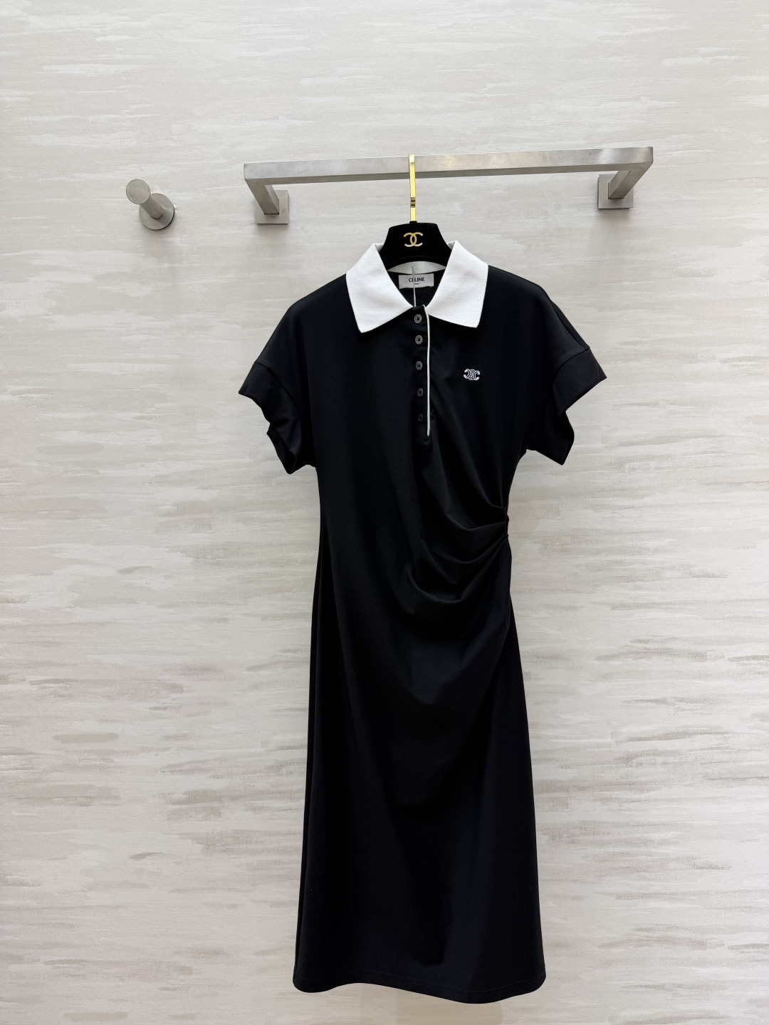 NO:951197,Celin Polo collar dress｜Black and white Classic Polo lapel design Simple academic temperament Exquisite Arc de Triomphe embroidery on the chest Low-key logo Unobtrusive Three-dimensional pleated tailoring on the sides Smart waist shaping to create a natural waistline Breathable fabric The upper body is soft and draping Dropped short sleeves are neat and generous The mid-length skirt is elegant and decent Black and white are available in two colors Suitable for daily commuting and leisure travel!  High-quality customization, available in stock first size S/M/L (S size bust 88, skirt length 104), Celine-clothing, celine, celine, skirts, T-shirt,19860909CelinPolo领连衣裙｜黑白两色 经典Polo翻领设计 简约学院气质 胸前精致凯旋门小刺绣 低调标识不张扬 侧边立体收褶剪裁 巧妙收腰塑形打造自然腰线 透气面料 上身柔软垂顺 落肩短袖利落大方 中长裙长优雅得体 黑白双色可选 日常通勤、休闲出行都适配！高品质定制 现货首发sizeS/M/L（s码胸围88,裙长104）,赛琳-服装,celine,celine,skirts,T-shirt,,Women's clothing