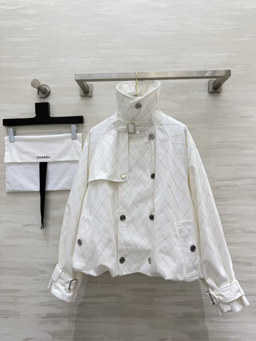 NO:951220,Chane Diamond Stand Collar Jacket Available in Two Colors Classic Diamond Top Thread Embroidery Throughout the Body Low-key Hidden Brand Logo Highly Recognizable High Collar Windproof Buckle Design Raglan Loose Shoulder Style No Shoulder Style Double Rows of Metal Double C Buttons Adjustable Drawstrings on the Cuffs Full of Atmosphere Customized Fabrics are Crisp and Stylish!  Daily travel and outing wear, gentle and casual with a sense of luxury, high-quality customization, ready-made first size S/M/L (S size bust 128, length 56), Chanel-clothing, chanel, chanel, jackets & coats,19860909Chane菱格立领外套 两色可选 经典菱格明线刺绣贯穿衣身 低调暗藏品牌标识 辨识度拉满 高领防风搭扣设计 插肩宽松落肩版型 不挑肩型 双排金属双C纽扣 袖口可调节束带 氛围感十足 定制面料挺括有型！日常出行、出游穿搭 温柔休闲兼具高级感 高品质定制 现货首发sizeS/M/L（s码胸围128,衣长56）,香奈儿-服装,chanel,chanel,jackets & coats,,Women's clothing