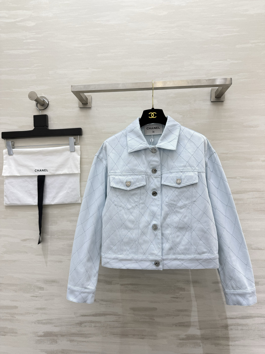 NO:951255,Chane rhombus light blue denim jacket with milky blue soft tone, all-over rhombus pattern, exquisite details, loose fit, slimmer and taller, high-quality customization, available in stock first size S/M/L (S size shoulder width 47, bust 94, trouser length 47), Chanel - clothing, chanel, chanel, jackets & coats,19860909Chane菱格浅蓝牛仔外套奶蓝柔和色调 通体菱格走线 细节精致 宽松版型 显瘦显高 高品质定制 现货首发sizeS/M/L（s码肩宽47,胸围94,裤长47）,香奈儿-服装,chanel,chanel,jackets & coats,,Women's clothing