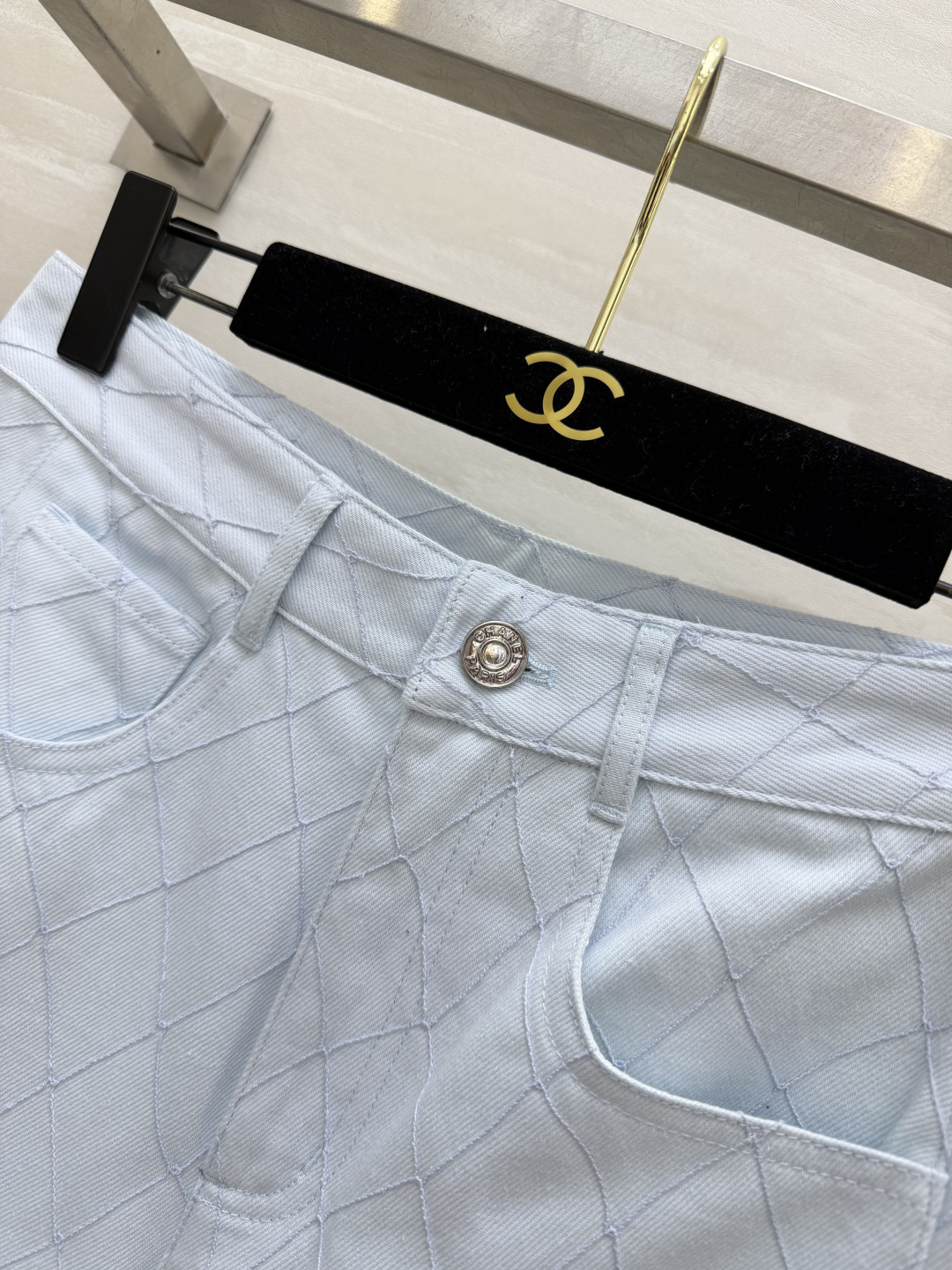 Chane♡²⁶菱格浅蓝微喇牛仔裤✨同系列菱格刺绣 成套穿搭超好看 高腰微喇版型 巨显腿长 柔和奶蓝 清爽配色 垂顺牛仔